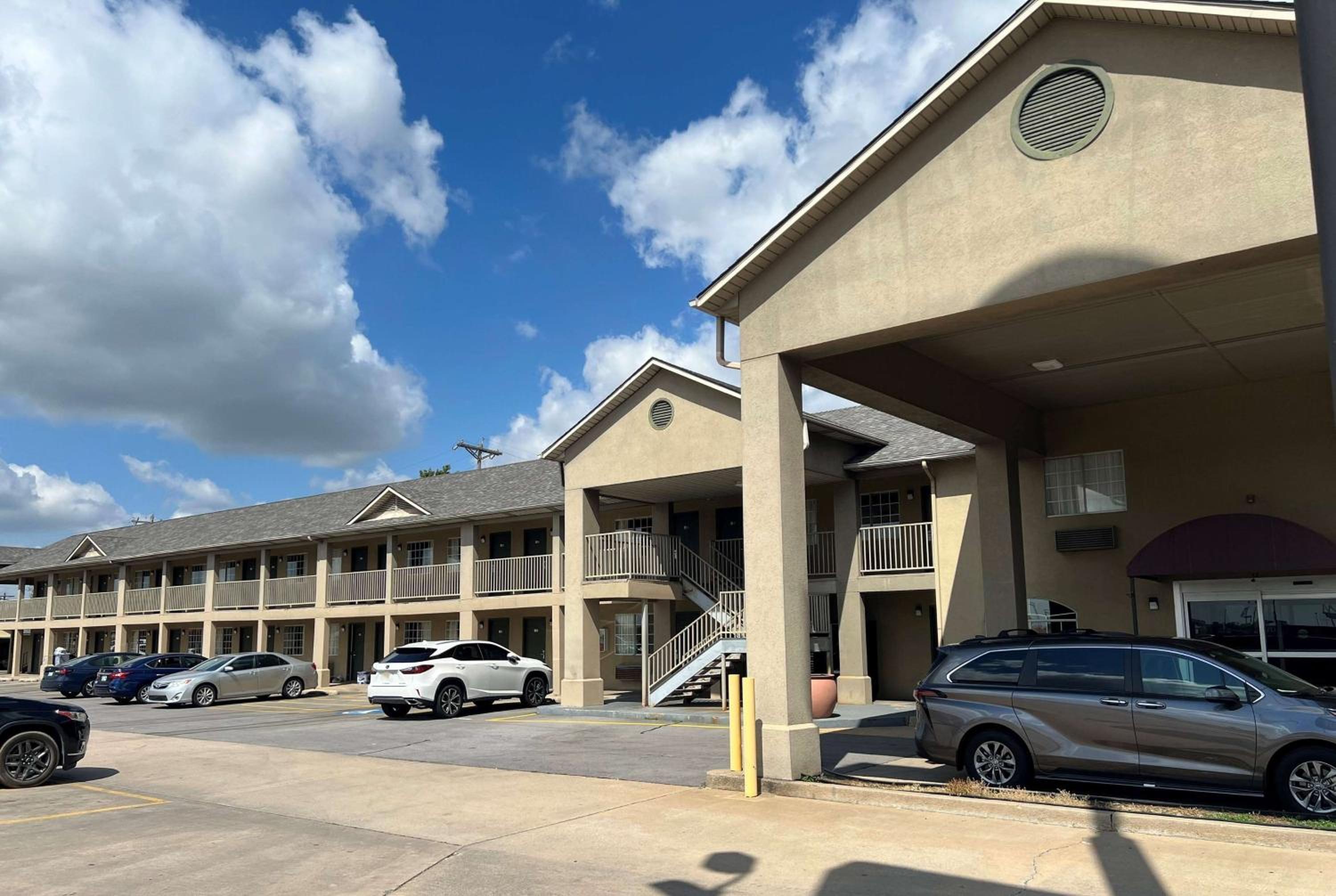 Days Inn by Wyndham Wagoner view 2