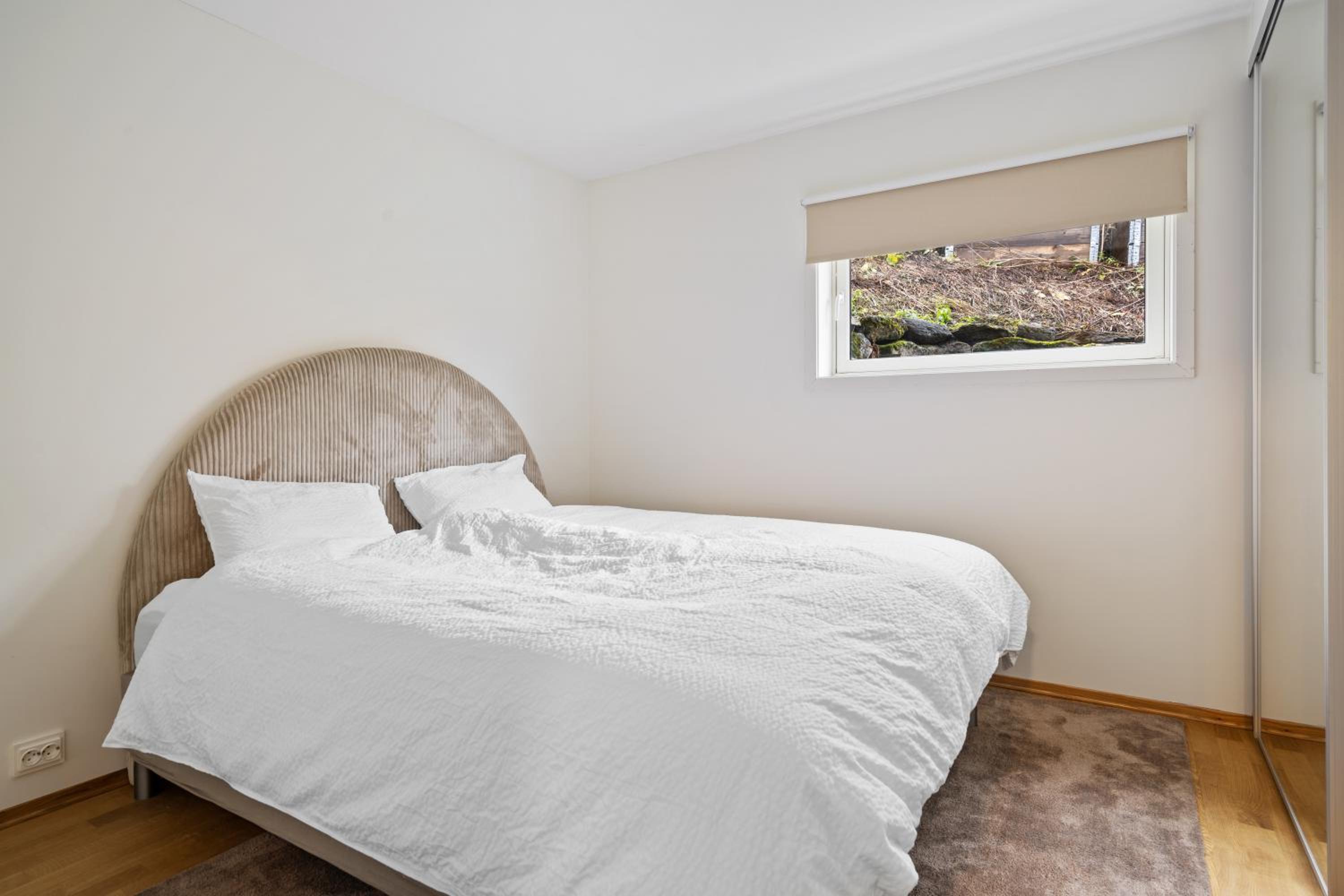 STYLISH TOWNHOUSE - Cozy Winter Garden & Fireplace view 2