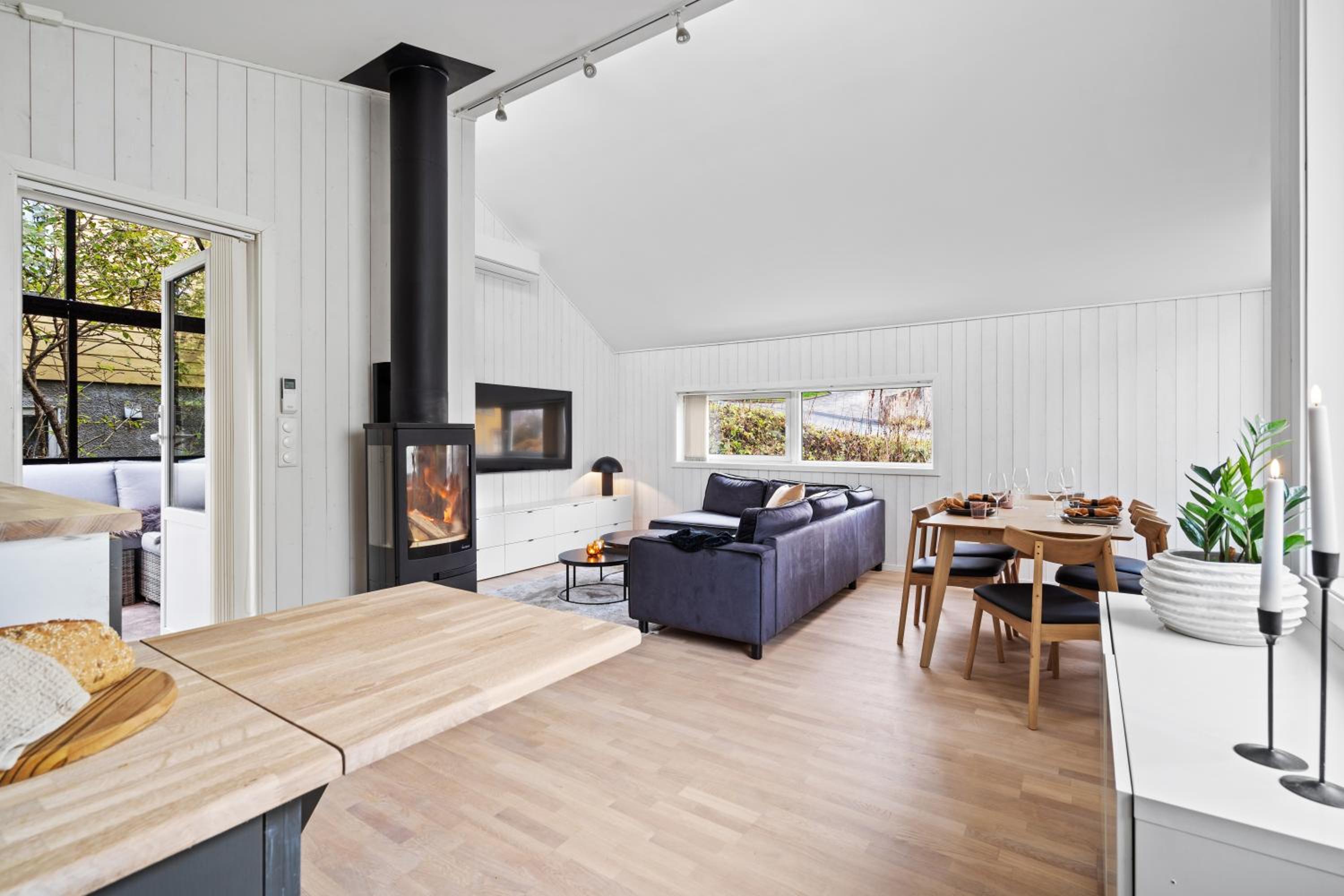 STYLISH TOWNHOUSE - Cozy Winter Garden & Fireplace view 4