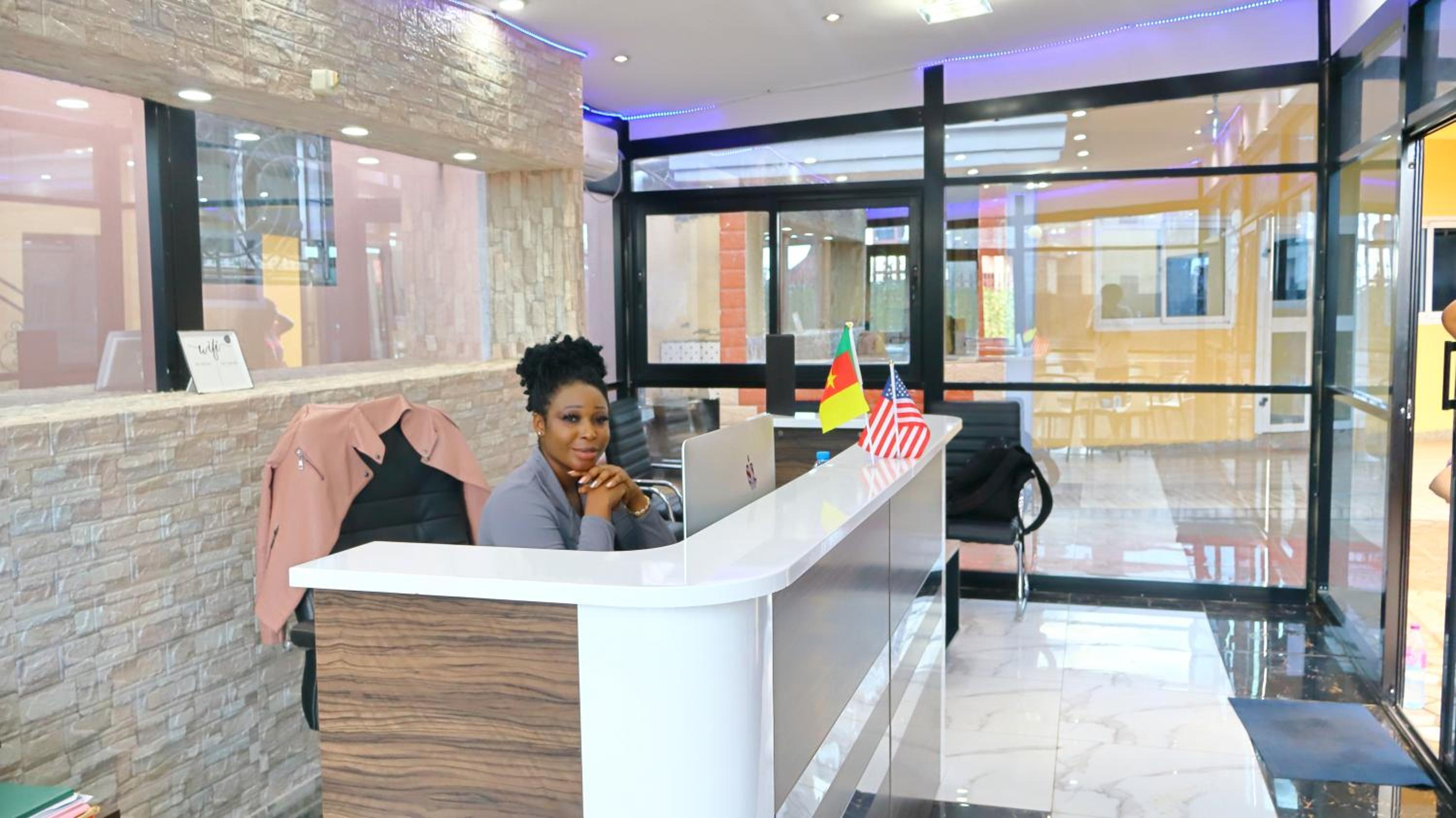 Primeshare Luxury apart with swimming pool, parking, playground and restaurant