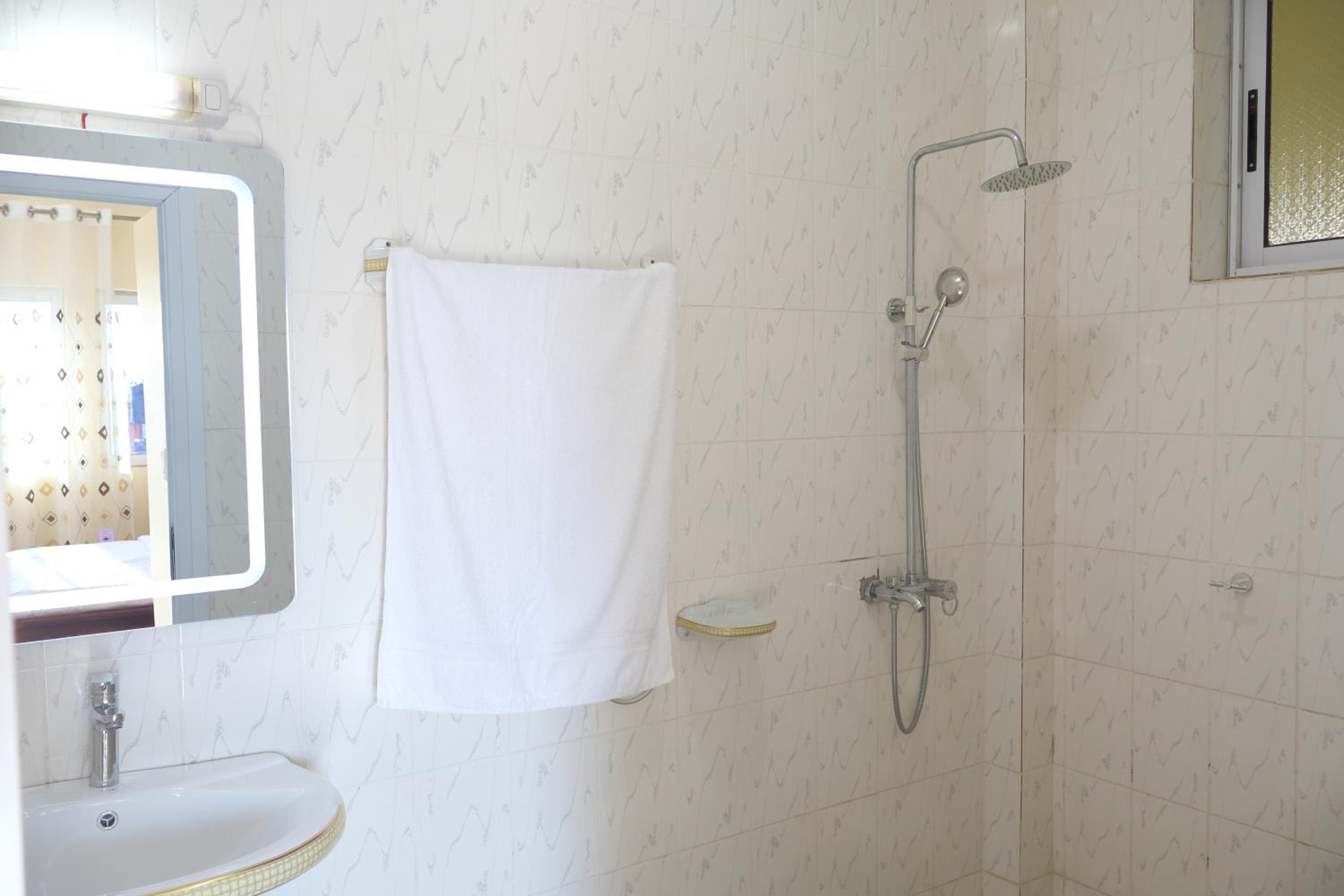 Primeshare Luxury apart with swimming pool, parking, playground and restaurant