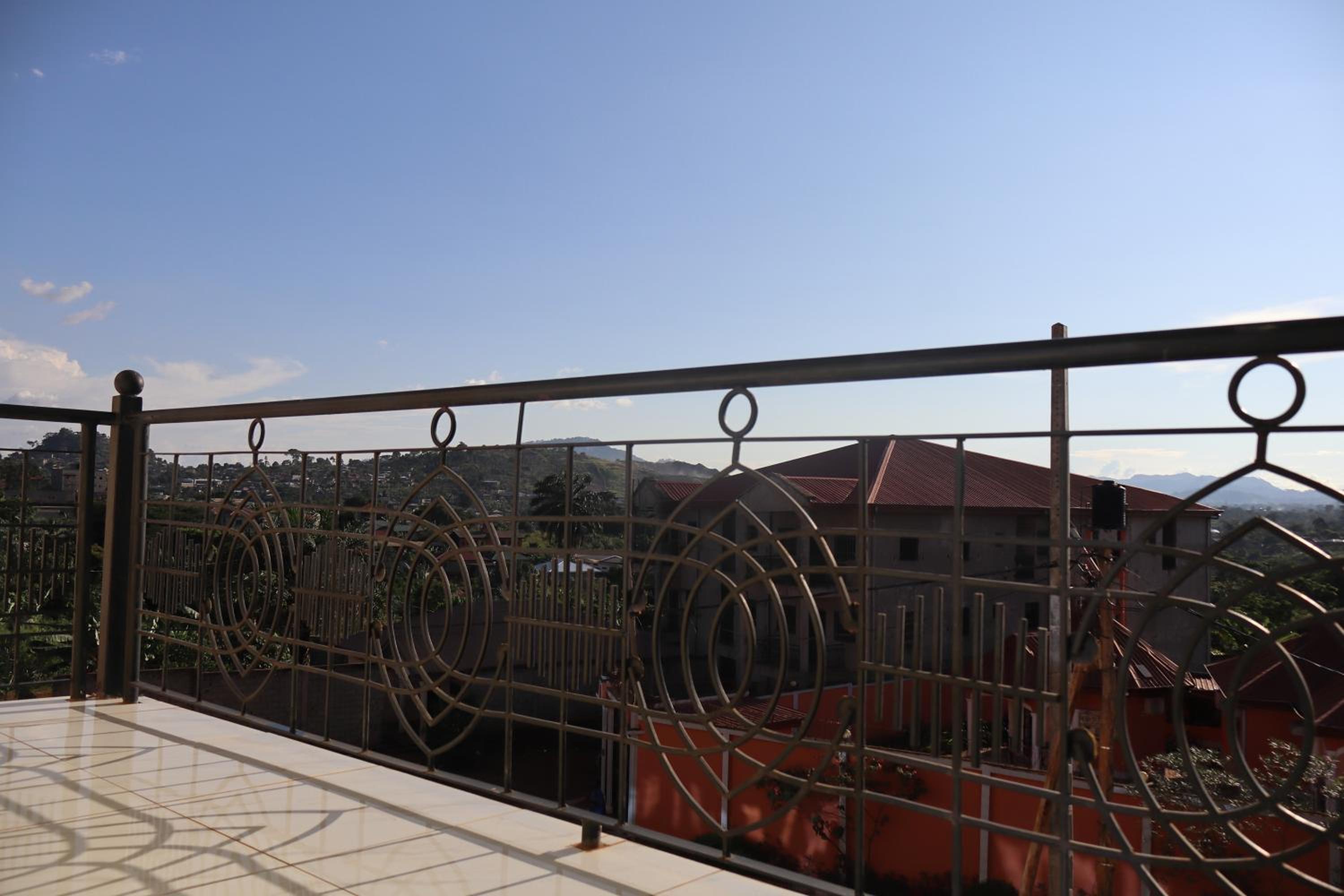 Primeshare Luxury apart with swimming pool, parking, playground and restaurant