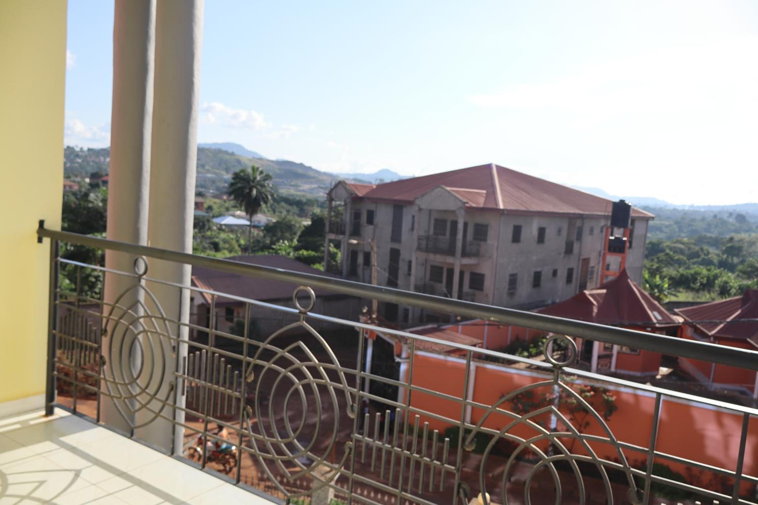 Primeshare Luxury apart with swimming pool, parking, playground and restaurant