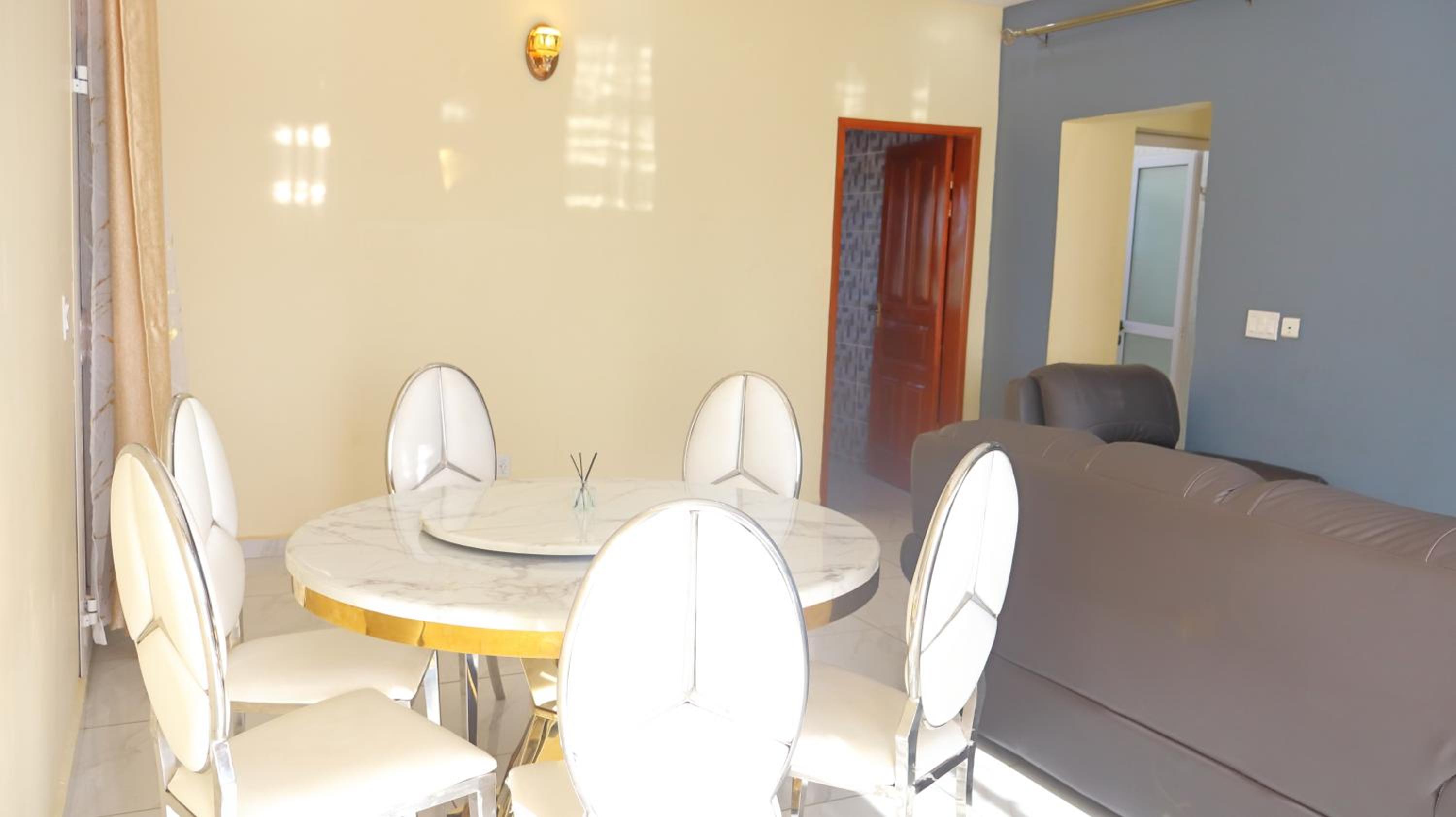 Primeshare Luxury apart with swimming pool, parking, playground and restaurant