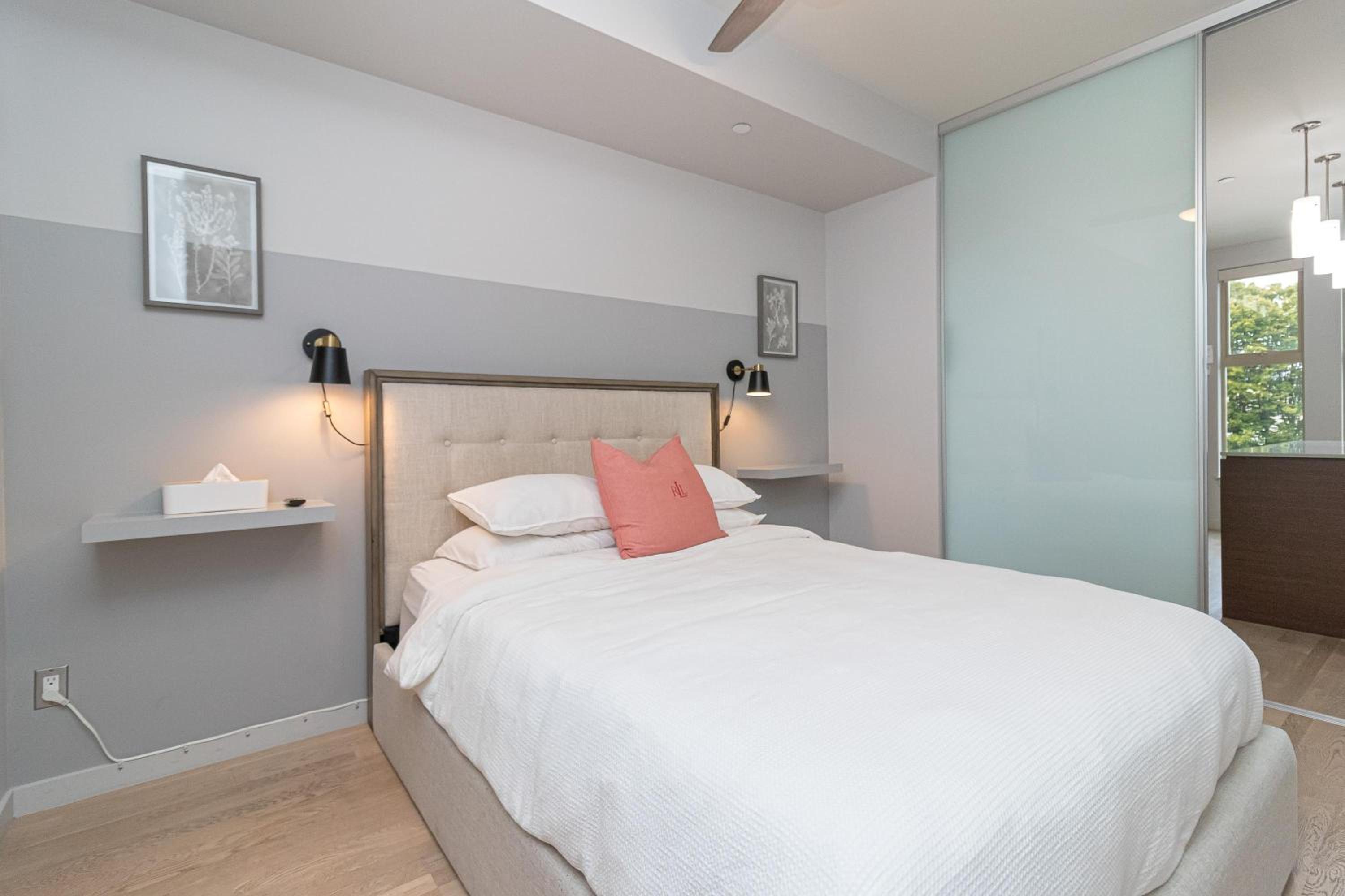 Chic And Cozy Condo In Old Town Victoria