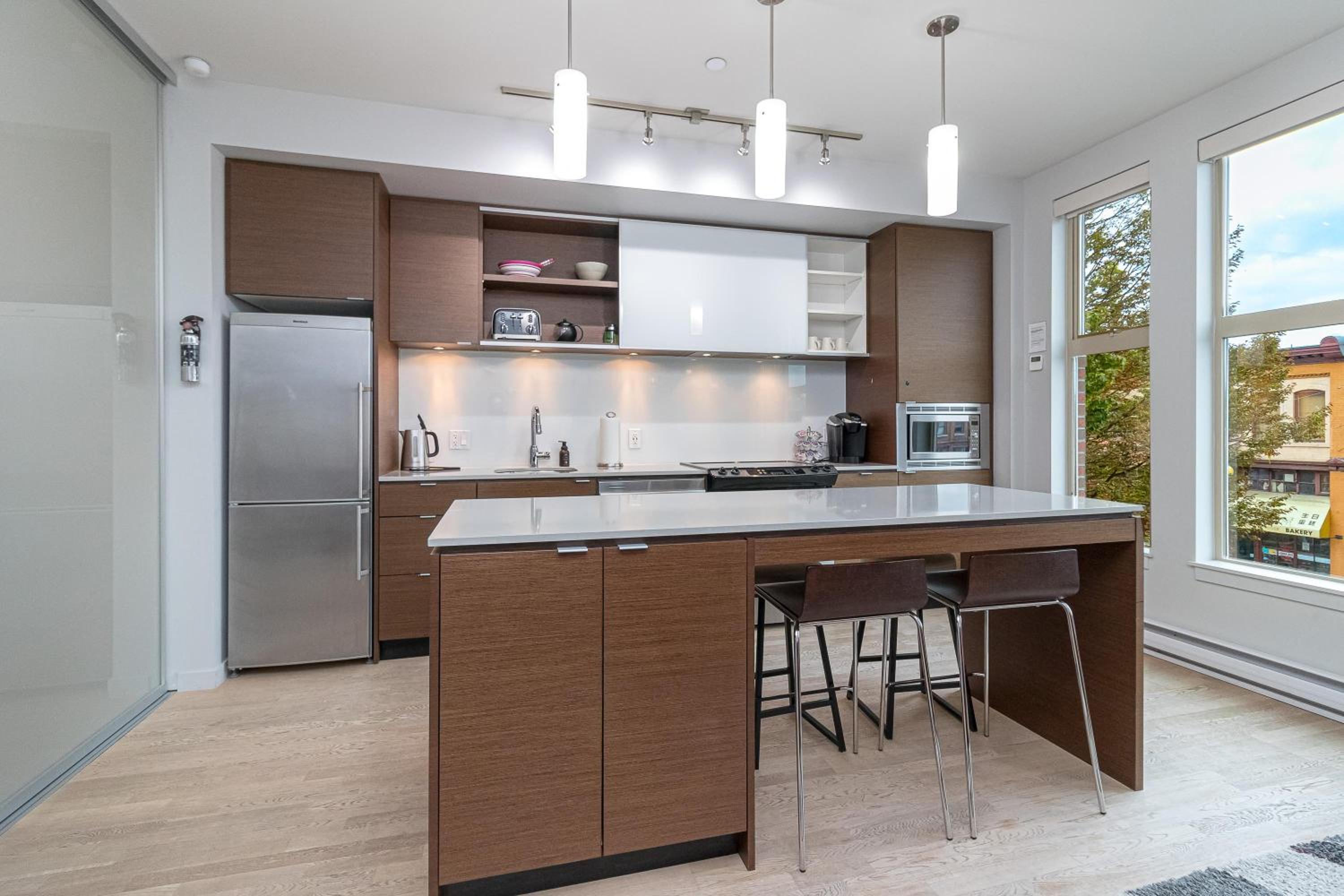 Chic And Cozy Condo In Old Town Victoria