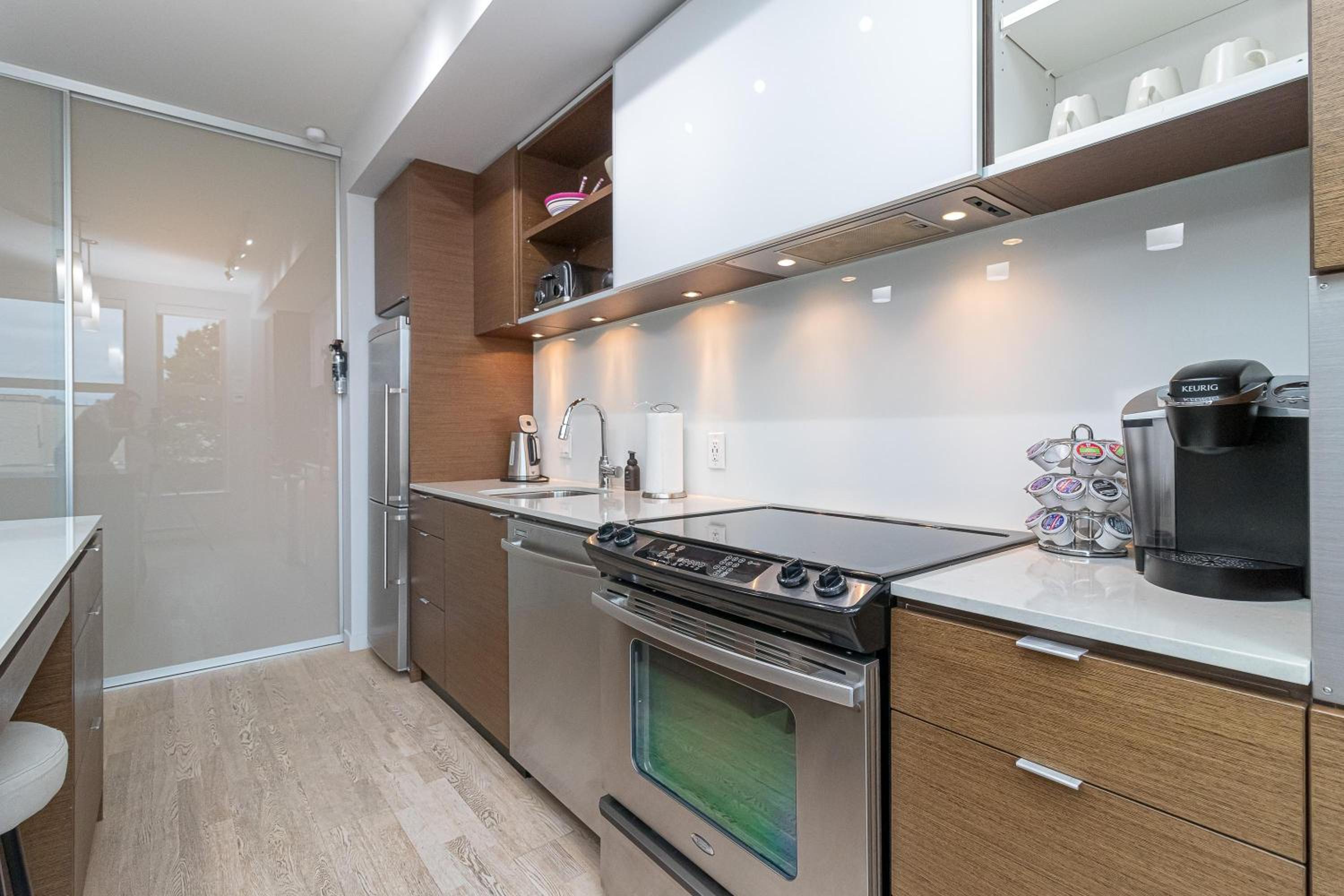 Chic And Cozy Condo In Old Town Victoria