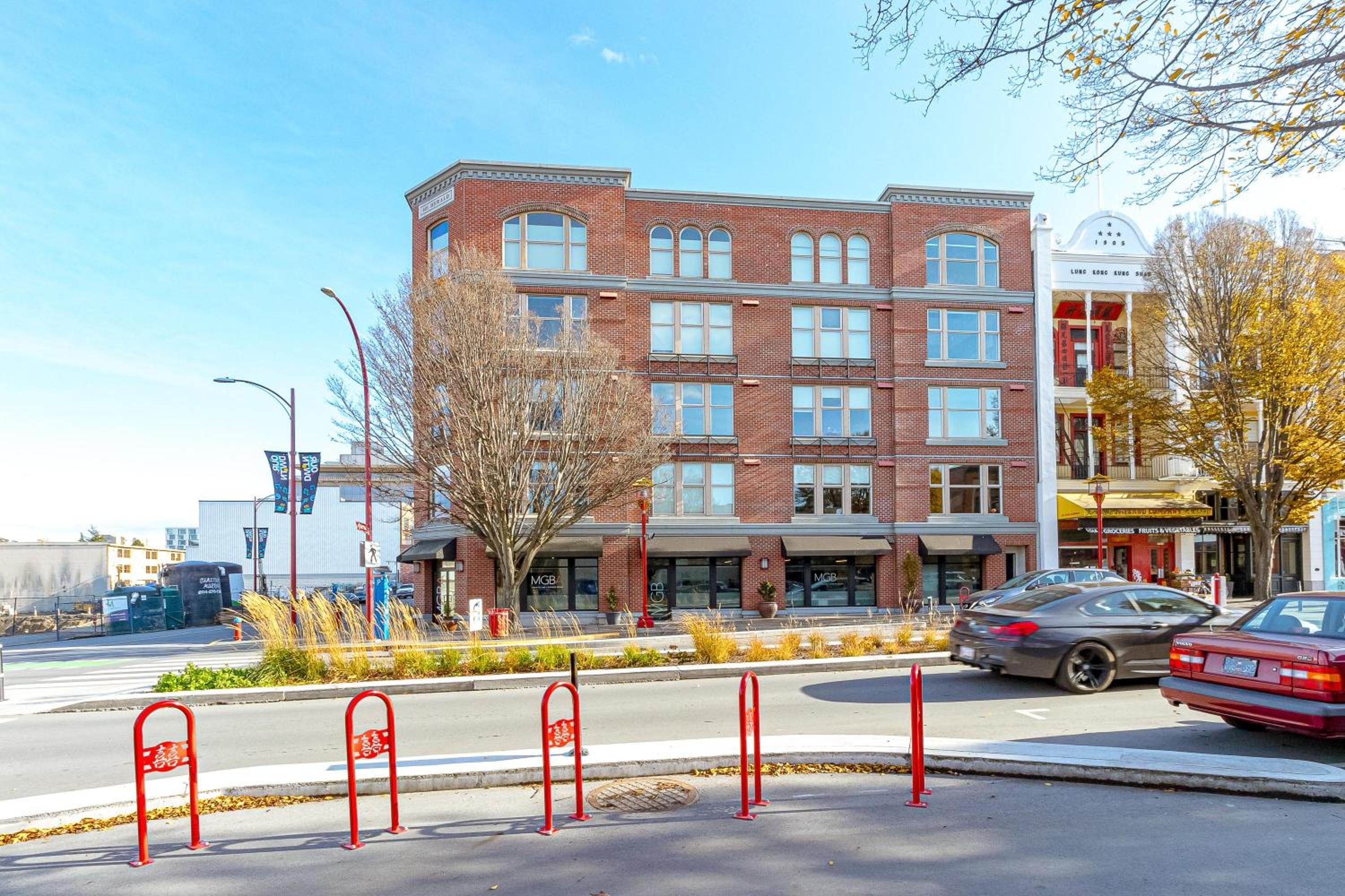 Chic And Cozy Condo In Old Town Victoria