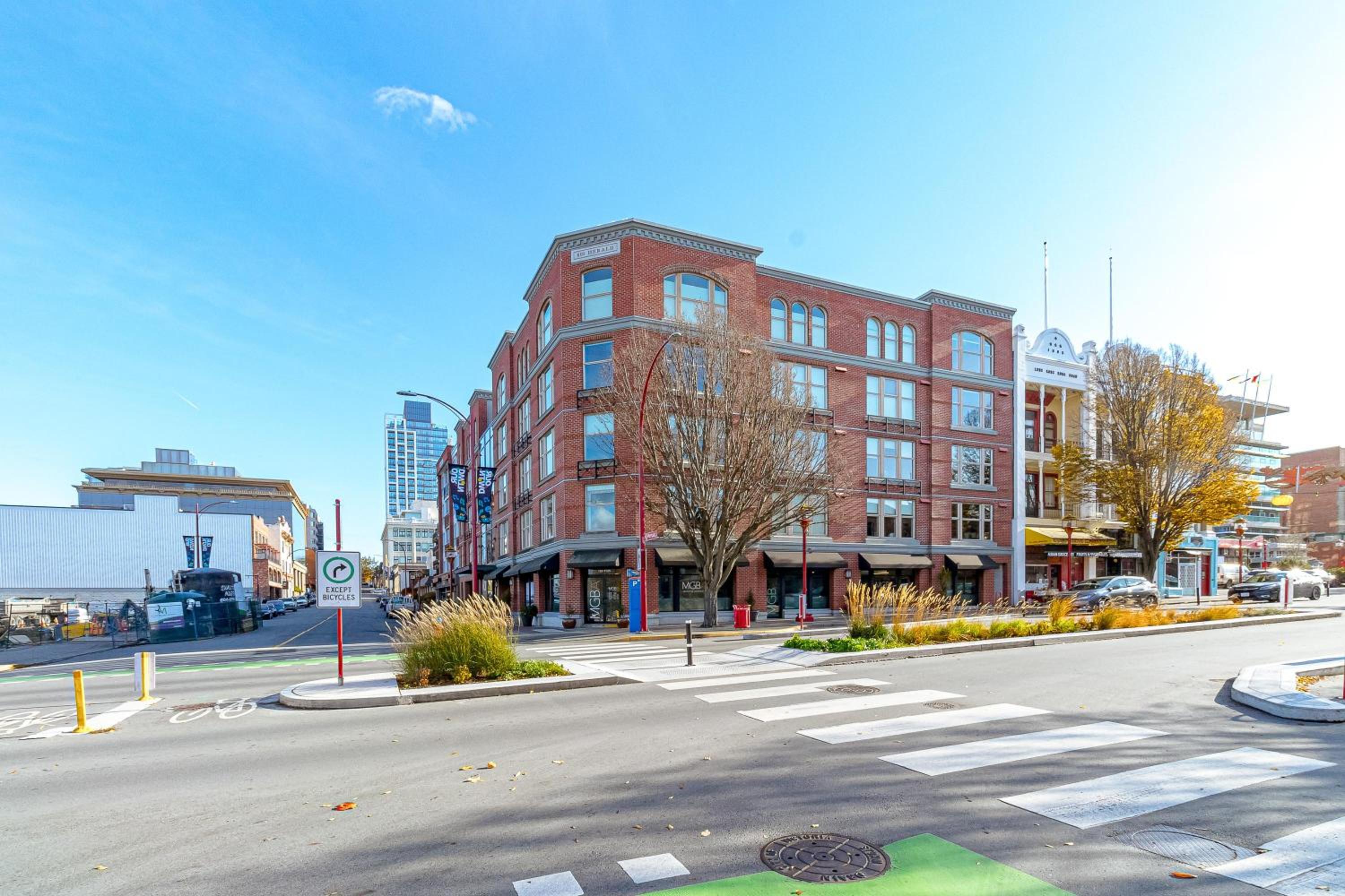 Chic And Cozy Condo In Old Town Victoria