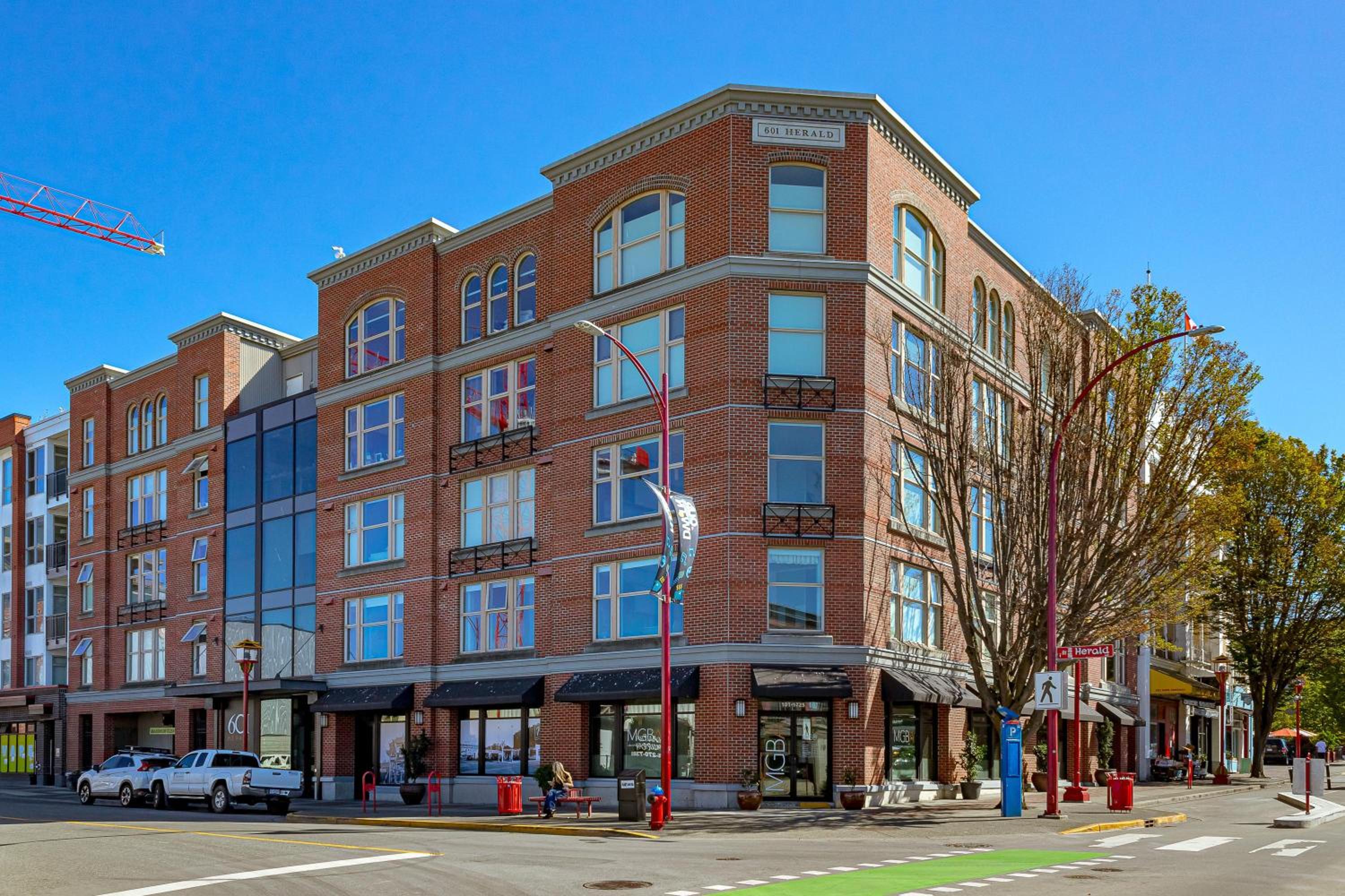 Chic And Cozy Condo In Old Town Victoria