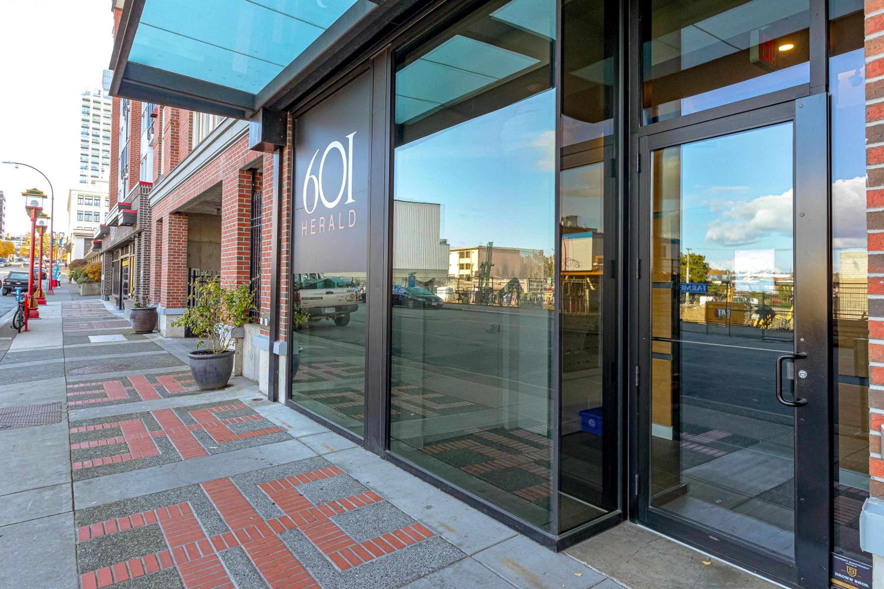 Chic And Cozy Condo In Old Town Victoria