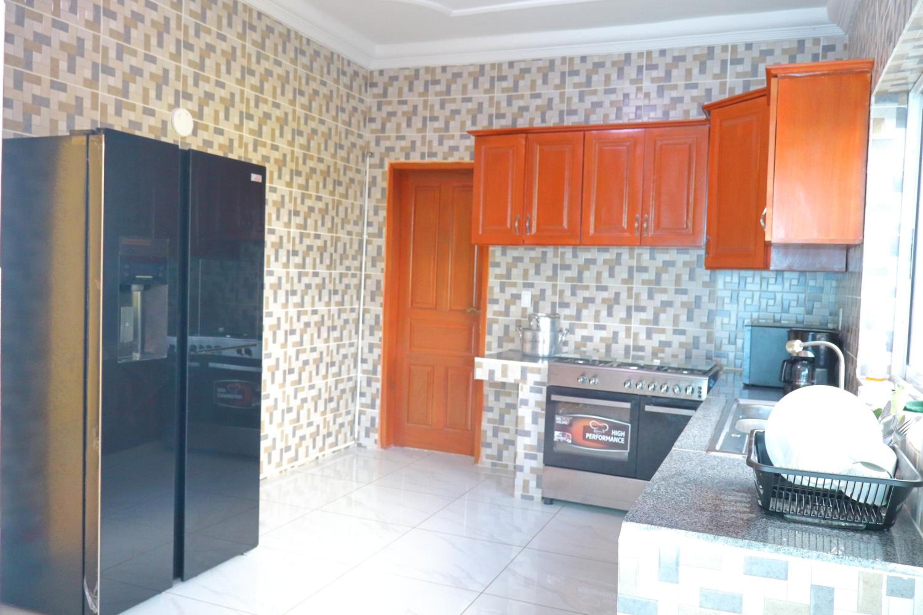 Primeshare Luxury apart with swimming pool, parking, playground and restaurant