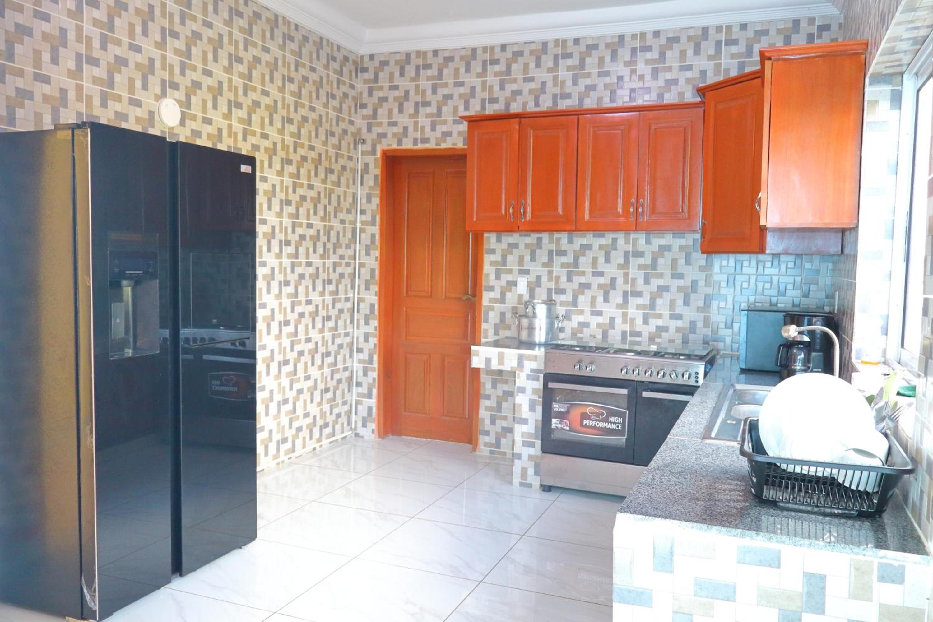 Primeshare Luxury apart with swimming pool, parking, playground and restaurant