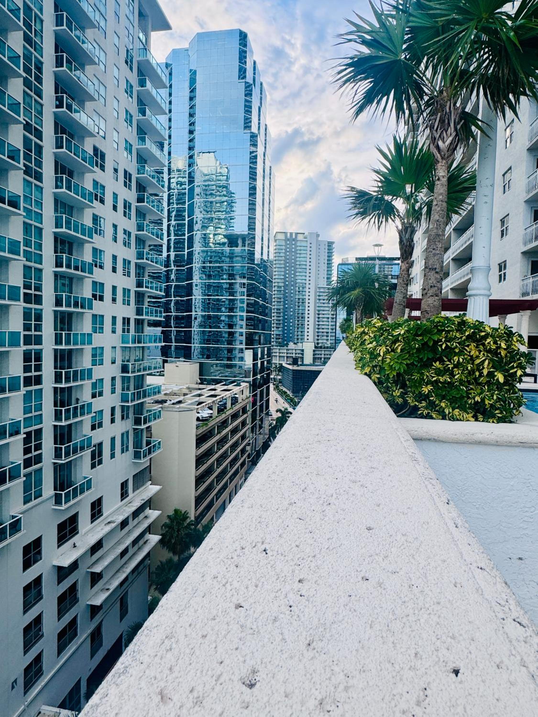 Luxury 36th Floor Suite, 2 Bedrooms & 3 Beds, 1 King, 1 Queen, Balcony w Sea View, Free Parking