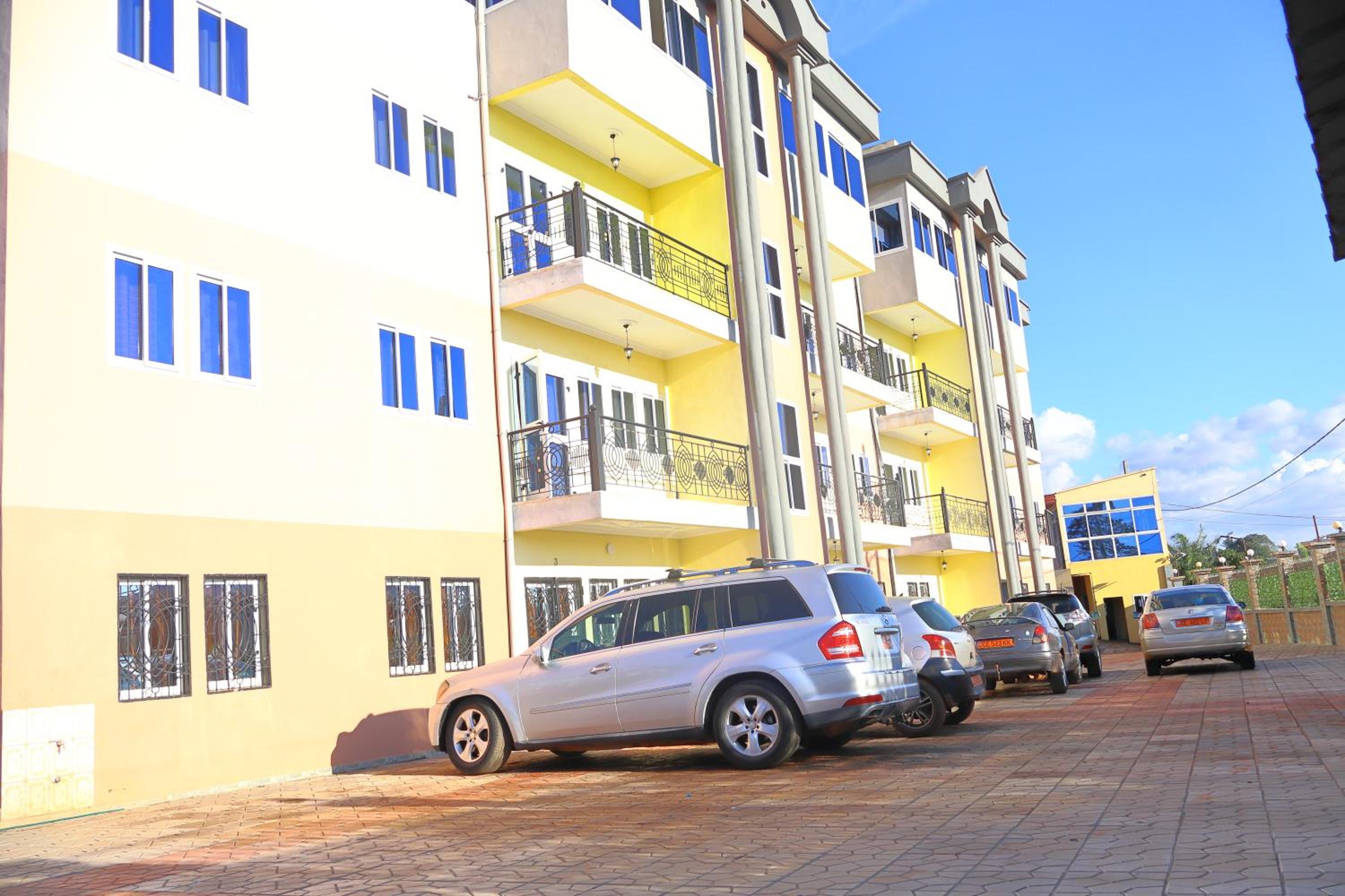 Primeshare Luxury apart with swimming pool, parking, playground and restaurant