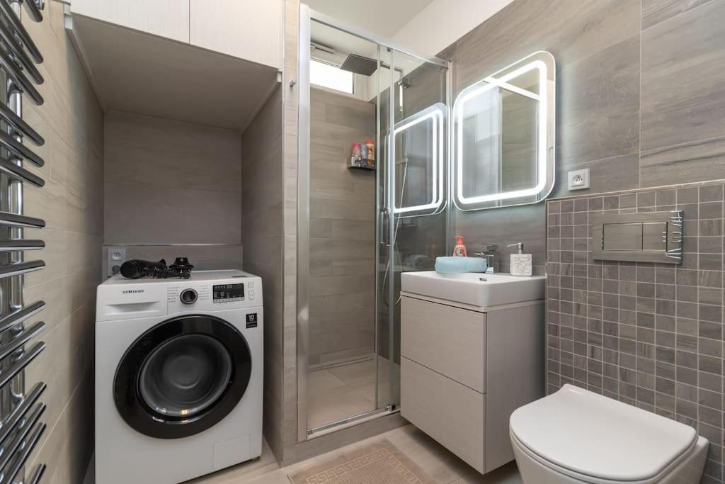 Peace and Comfort Near Center with Balcony, 500MB WIFI