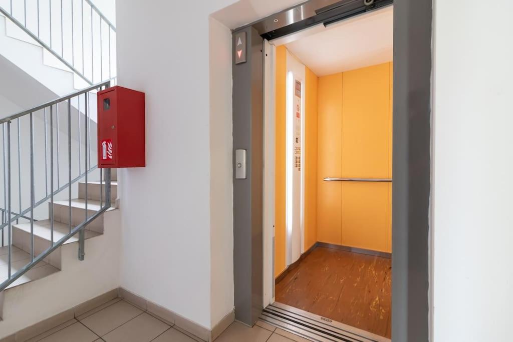 Peace and Comfort Near Center with Balcony, 500MB WIFI