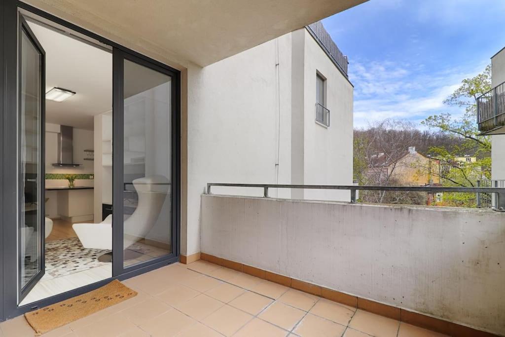 Peace and Comfort Near Center with Balcony, 500MB WIFI