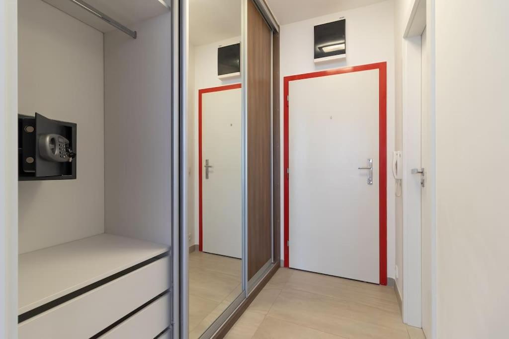 Peace and Comfort Near Center with Balcony, 500MB WIFI