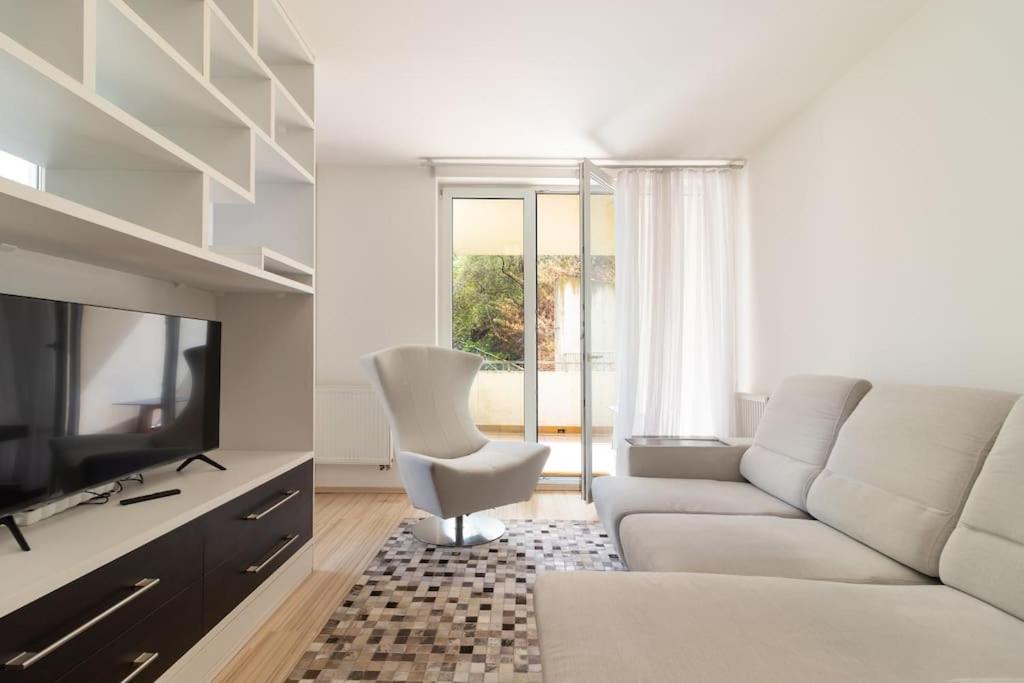 Peace and Comfort Near Center with Balcony, 500MB WIFI