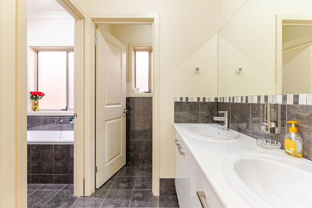 Morden Elegant 4 Bedroom House