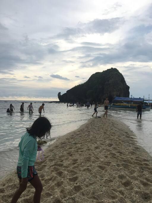 The White House Pundaquit, Zambales