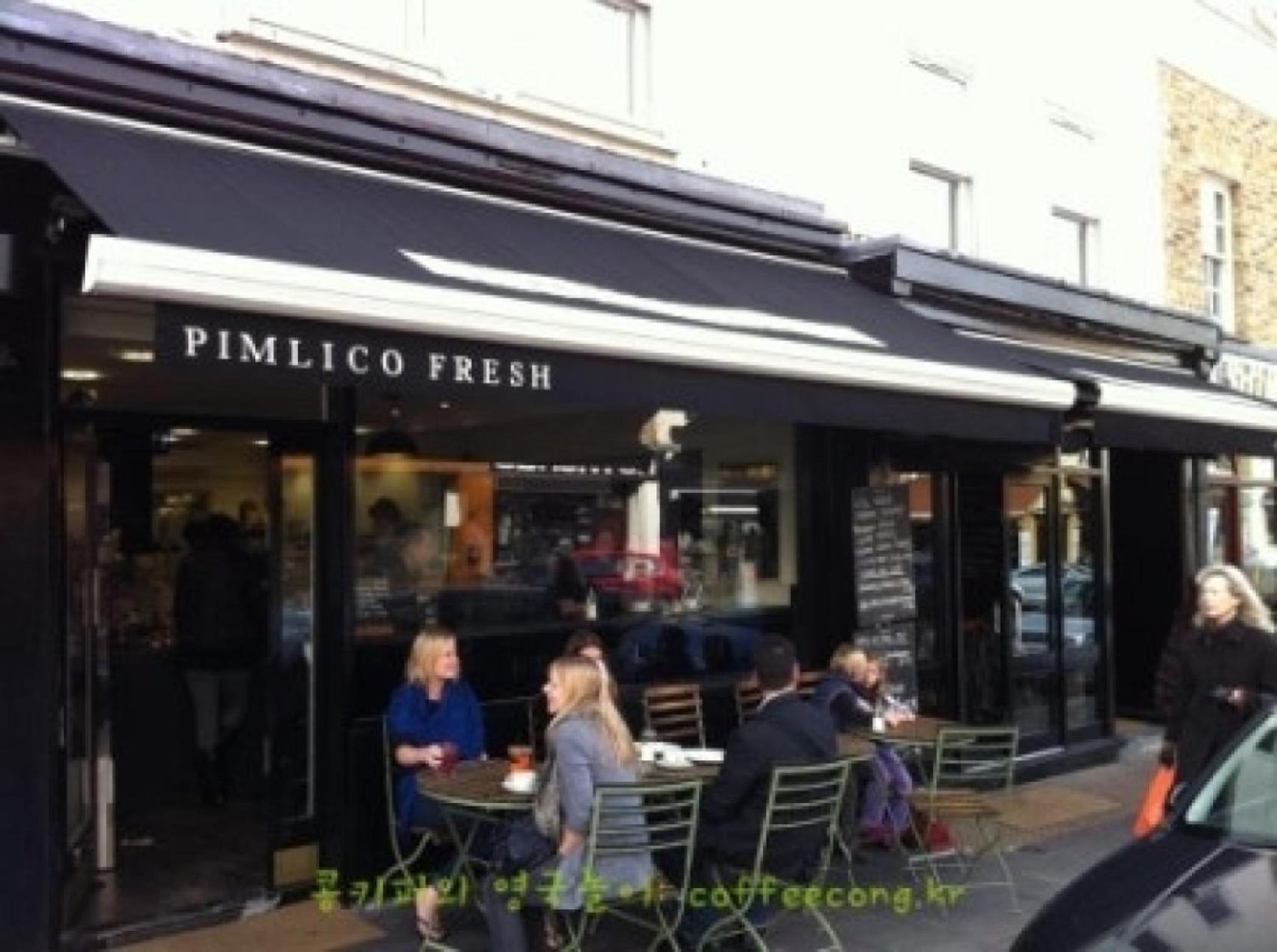 3-Bedroom Apartment with private Terrace in Pimlico, Westminster & Victoria by NourNest Apartments