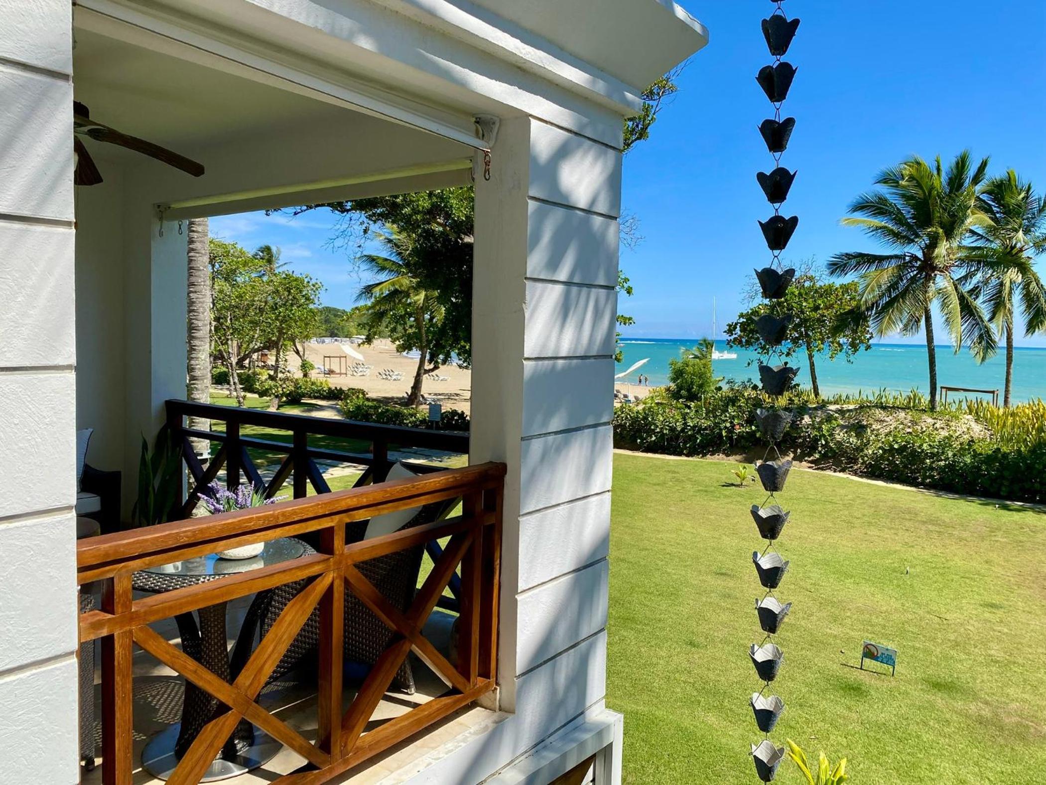 Blue View Beachfront Apartment with Ocean View