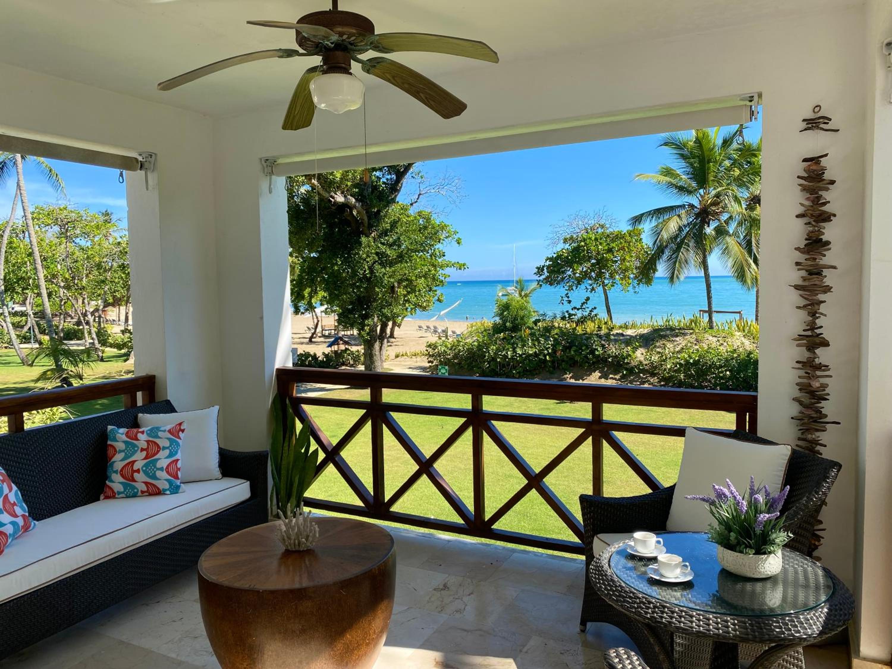 Blue View Beachfront Apartment with Ocean View
