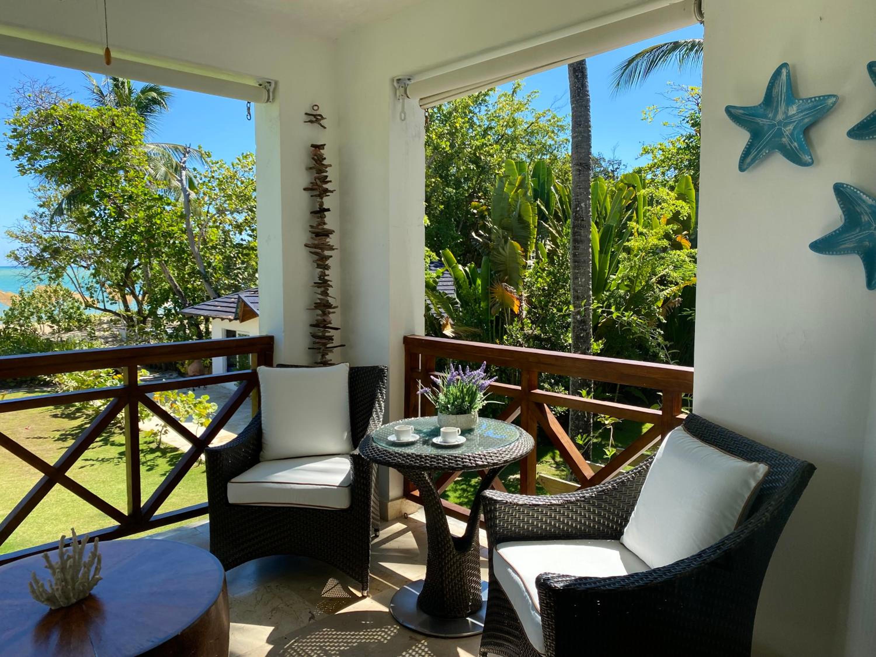 Blue View Beachfront Apartment with Ocean View
