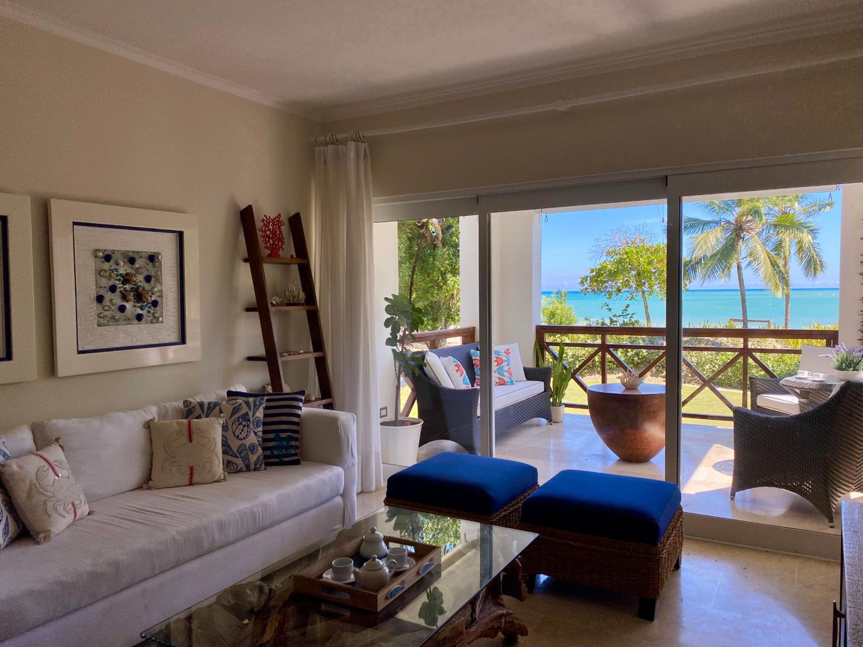 Blue View Beachfront Apartment with Ocean View