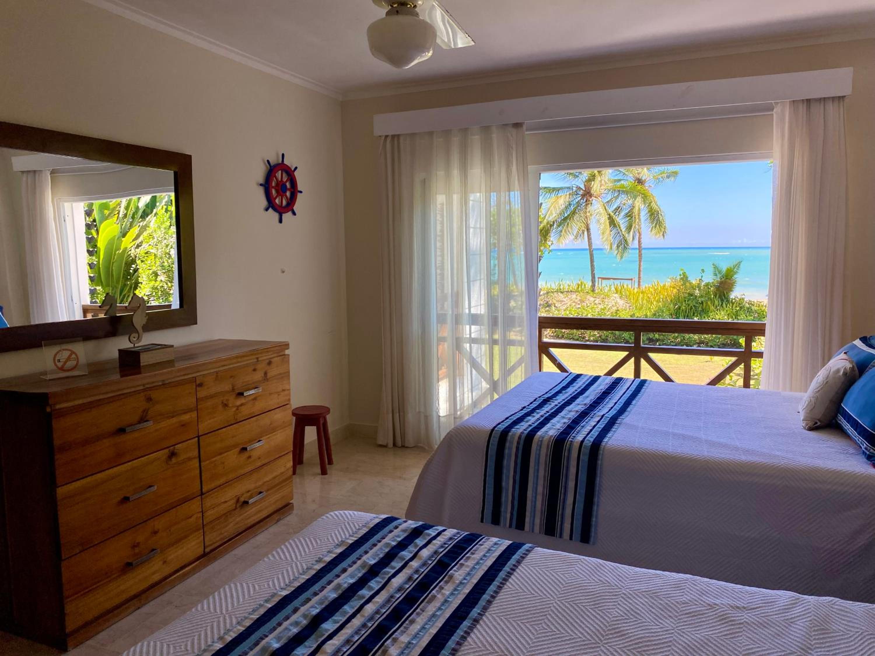 Blue View Beachfront Apartment with Ocean View