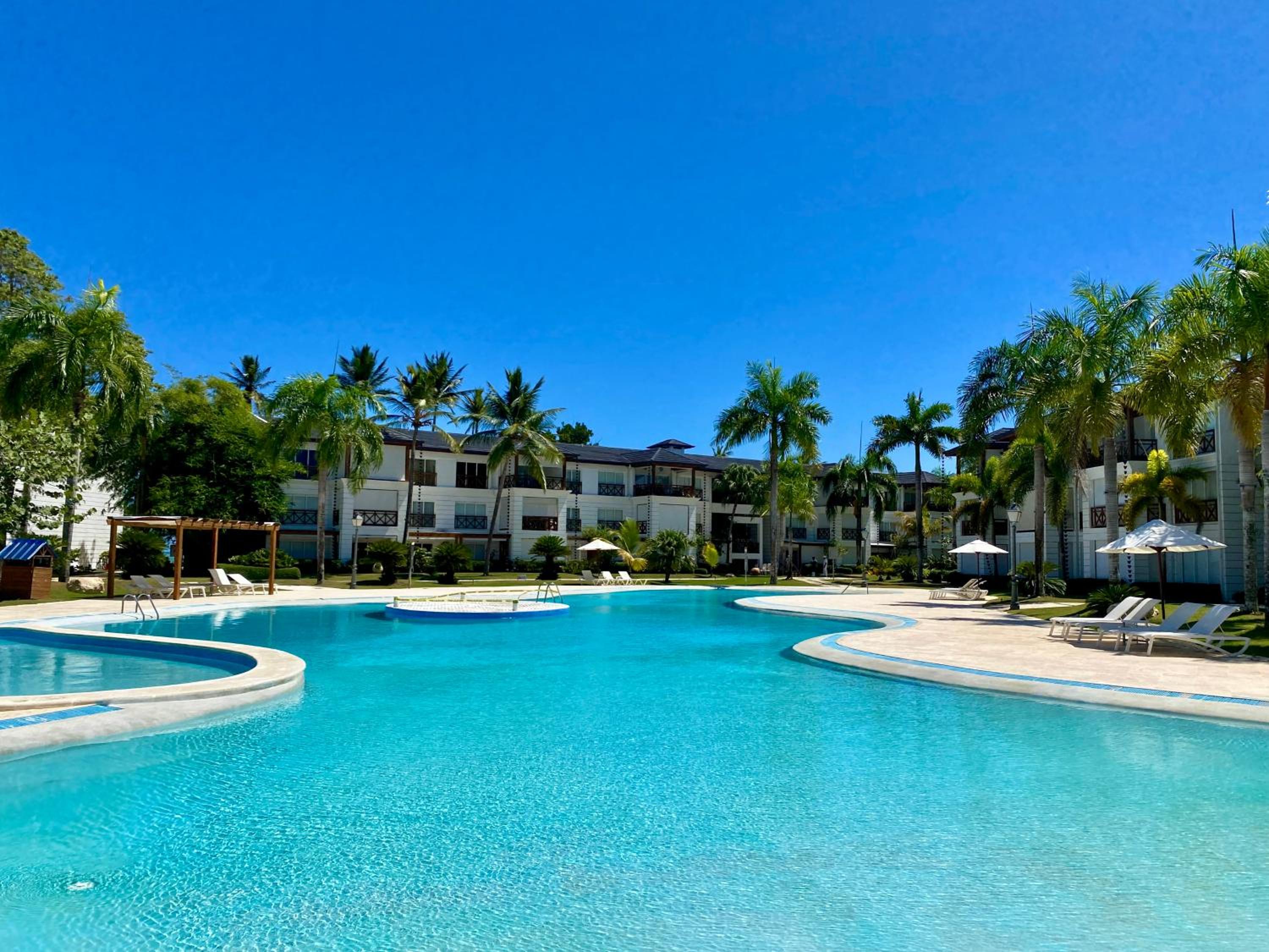 Blue View Beachfront Apartment with Ocean View