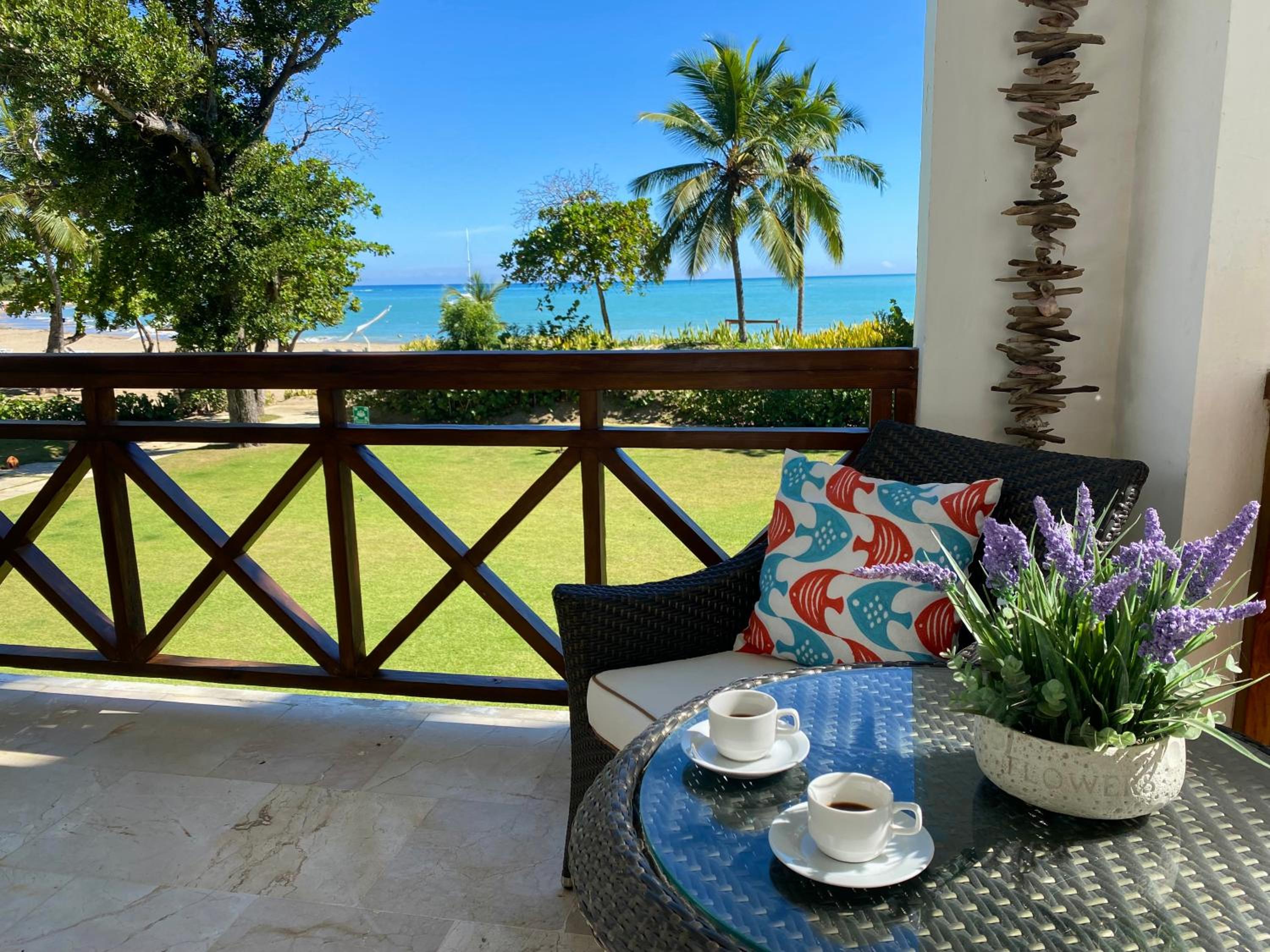 Blue View Beachfront Apartment with Ocean View