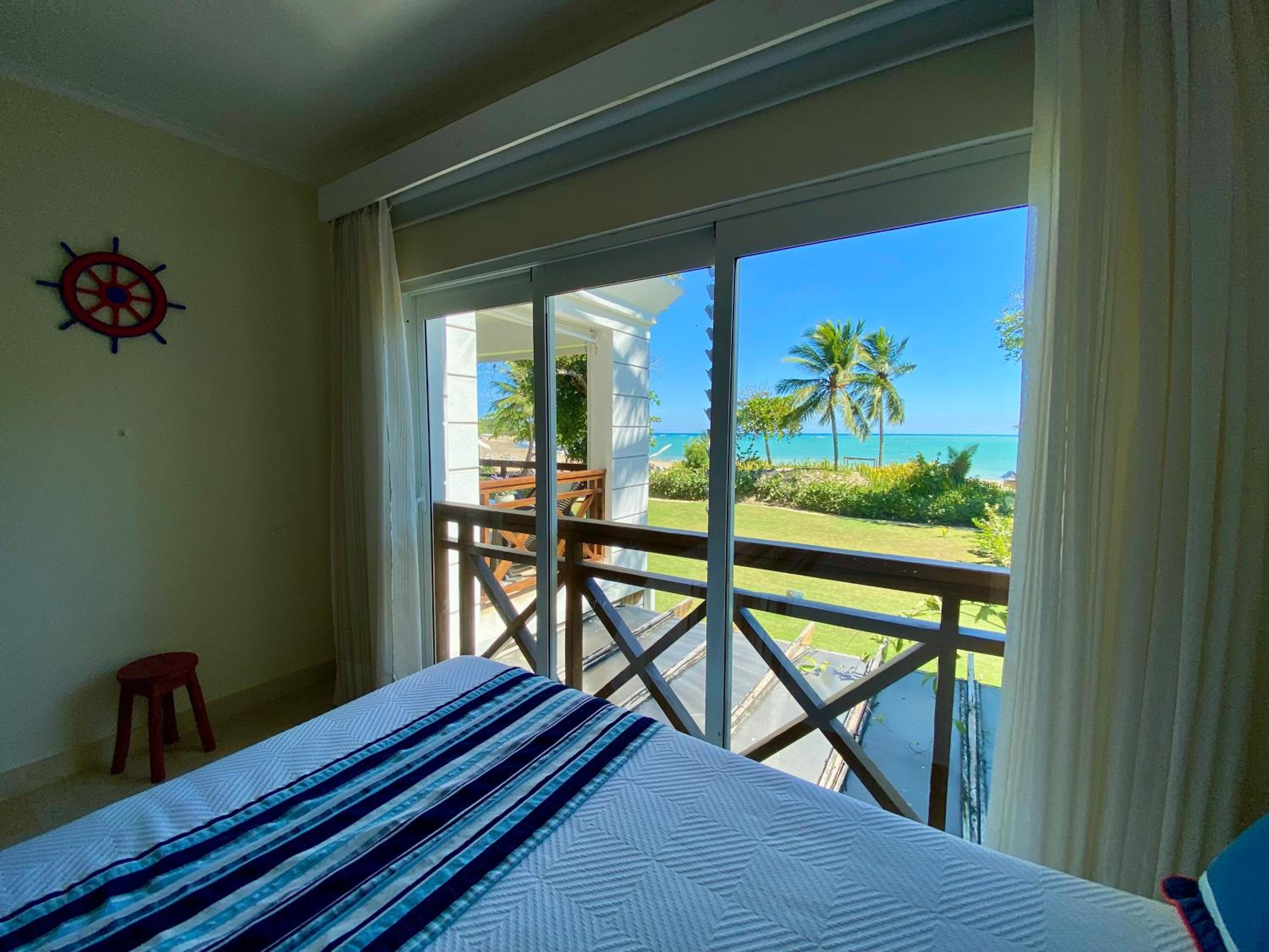 Blue View Beachfront Apartment with Ocean View