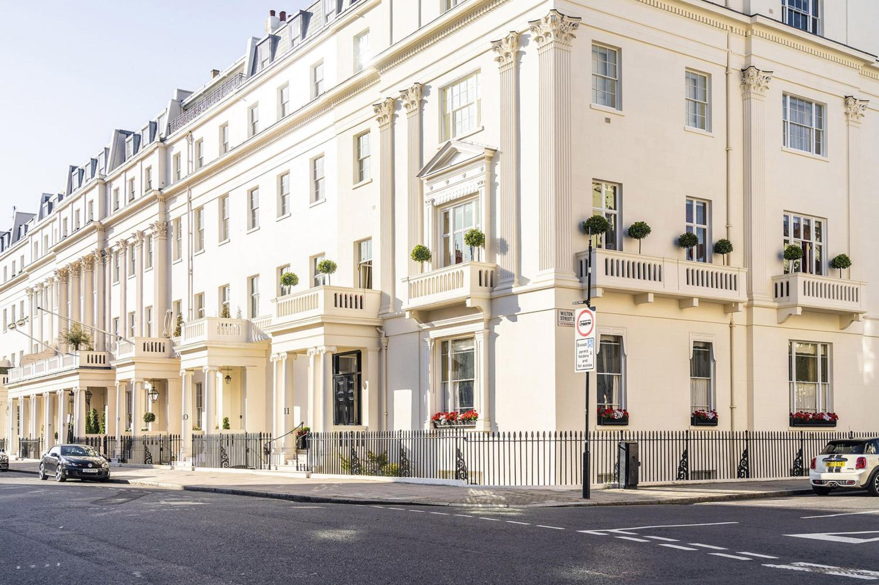 3-Bedroom Apartment with private Terrace in Pimlico, Westminster & Victoria by NourNest Apartments