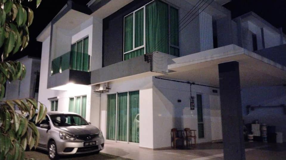 AR HOMESTAY big corner lot