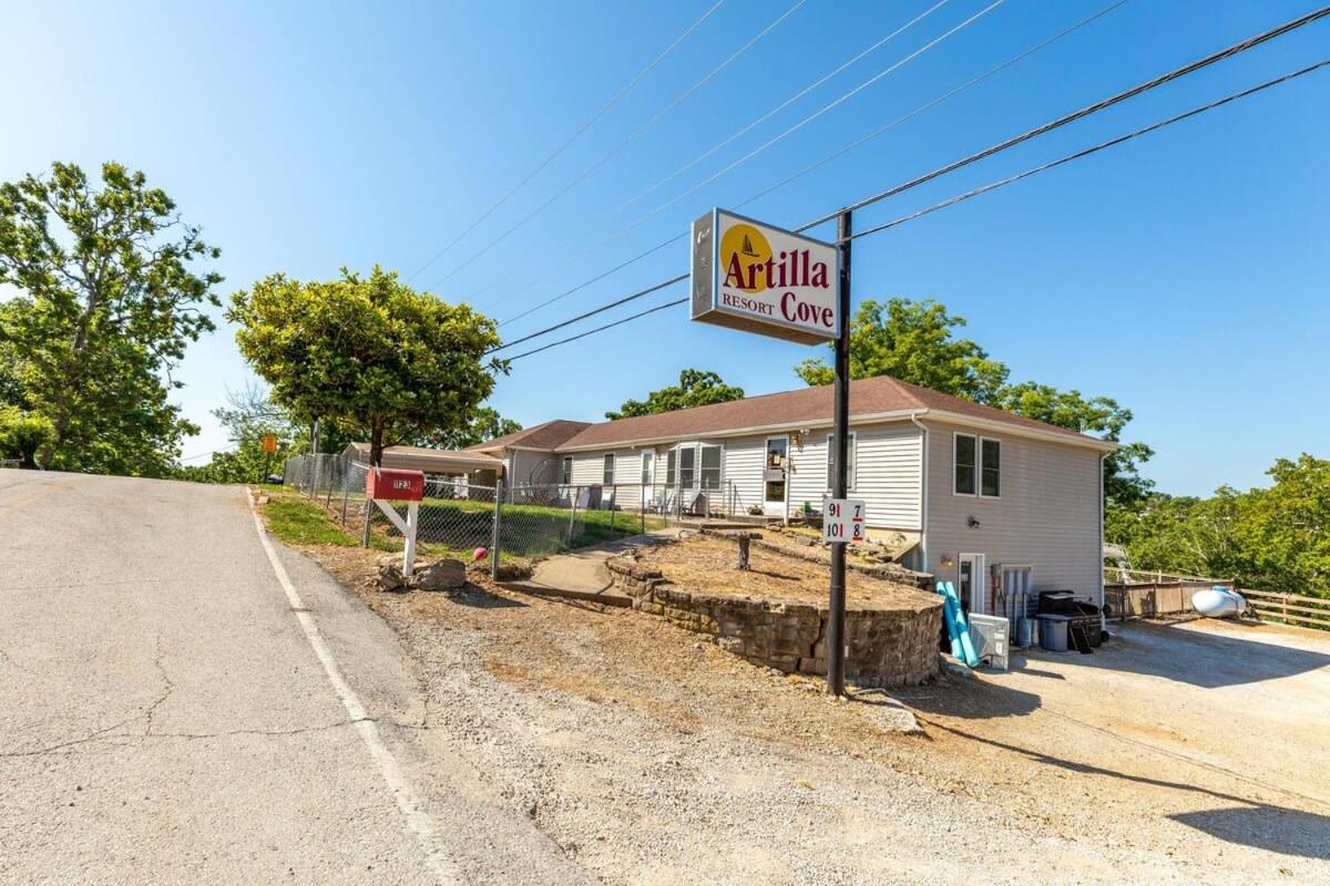 Hotel Artilla Cove Cabin 1- Lakeside - Pool & Hot Tub - Image 1