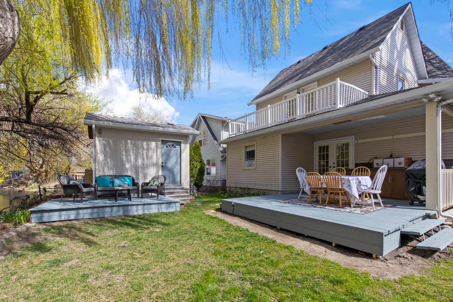 Private 2 bdrm, bath, kitchenette, living room & Walk to KGH, City Park & Beaches