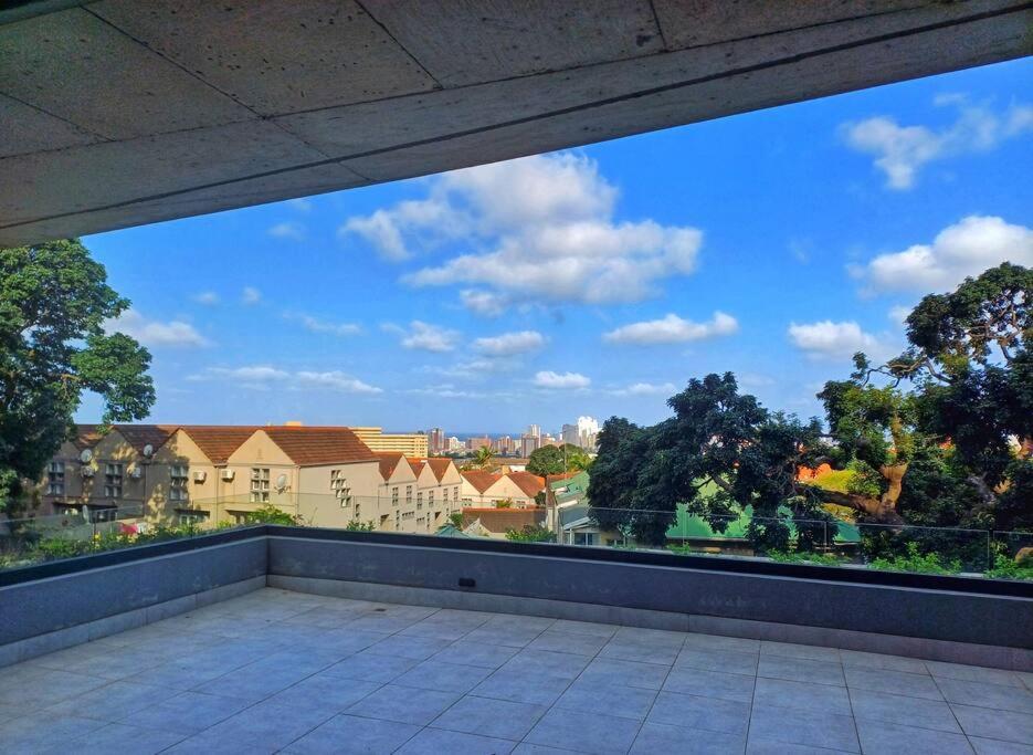Spacious 3 bed HUGE patio w panoramic views view 4