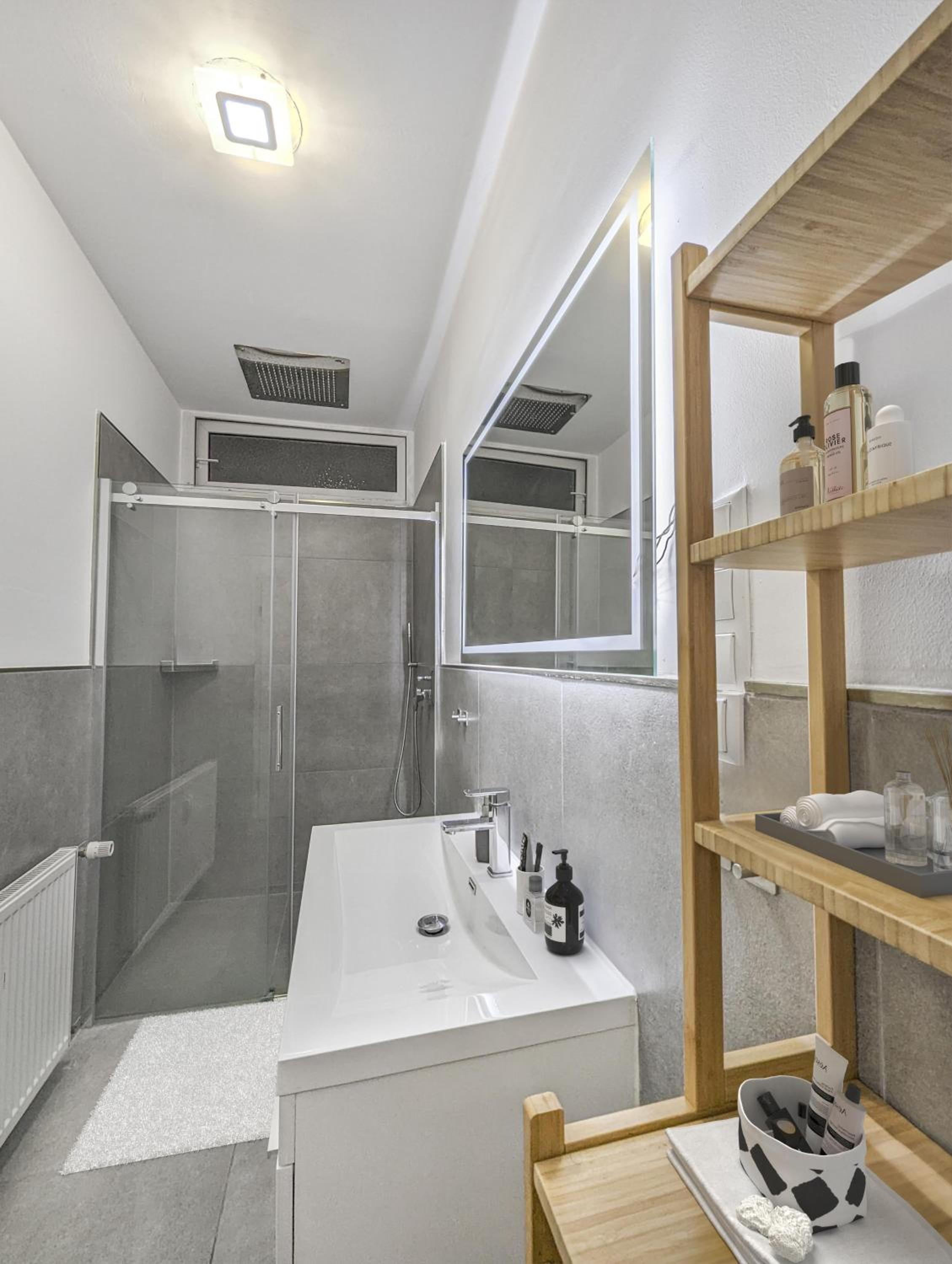 4 Schlafzimmer, Wintergarten & Terrasse & Parkplatz, nahe Hbf