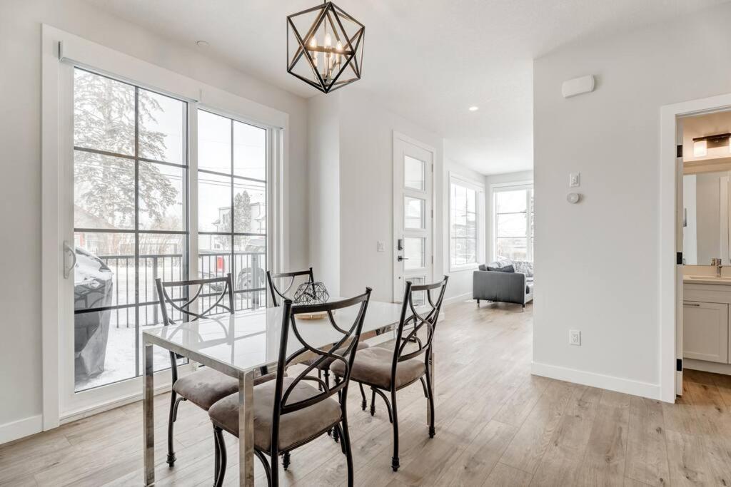 Elegant Townhouse In The Heart of Calgary