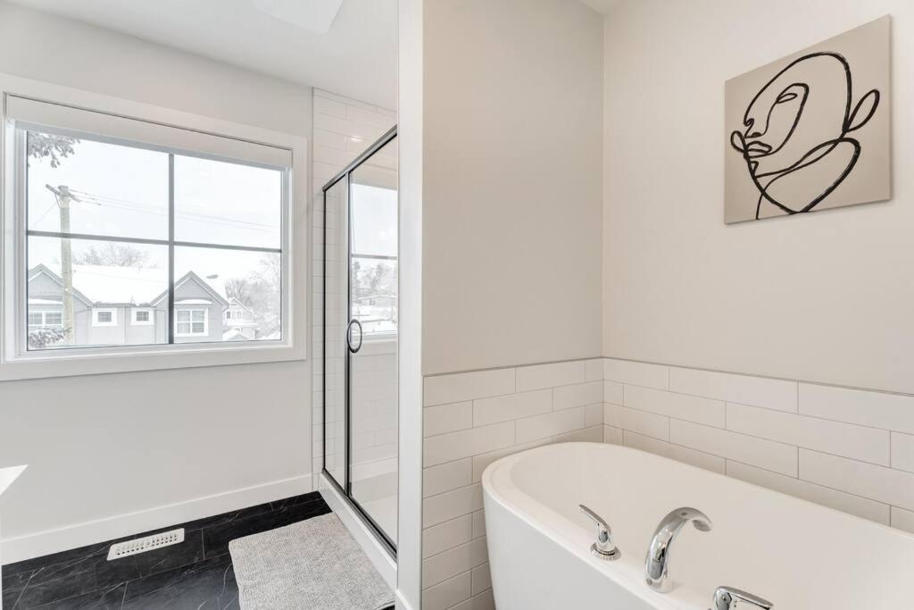 Elegant Townhouse In The Heart of Calgary