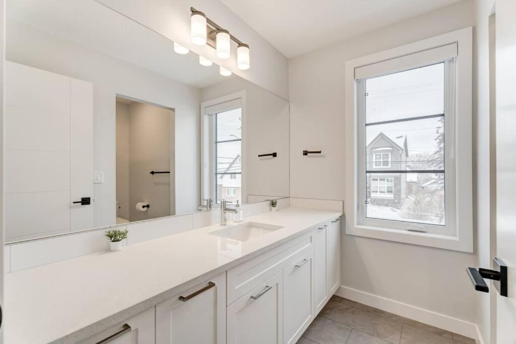 Elegant Townhouse In The Heart of Calgary