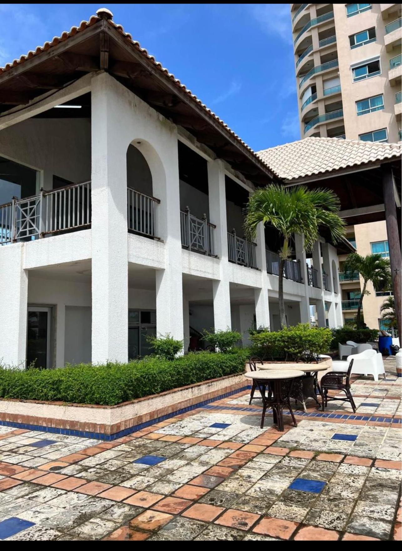 Spectacular Condominium between the city and the sea