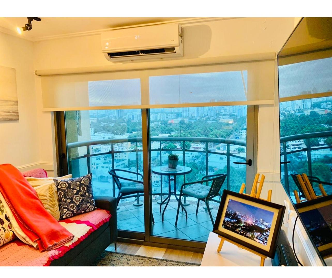 Spectacular Condominium between the city and the sea