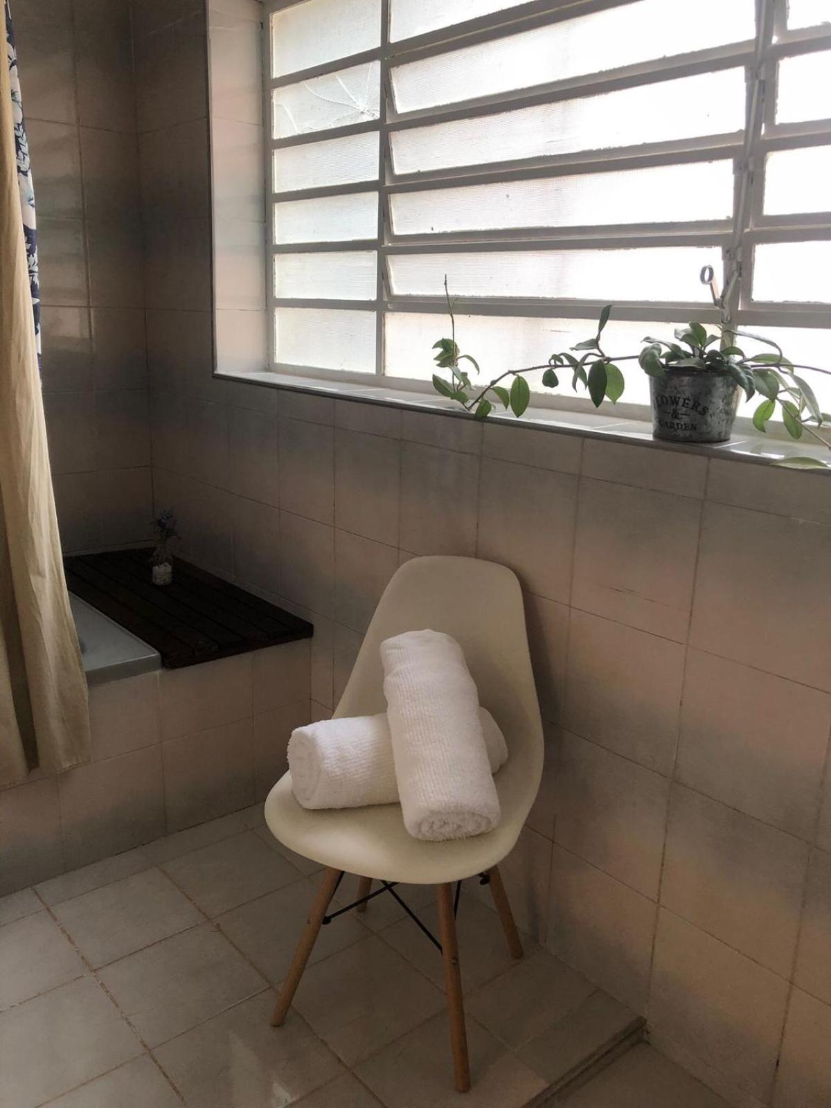 Suíte espaçosa em bairro bem localizado