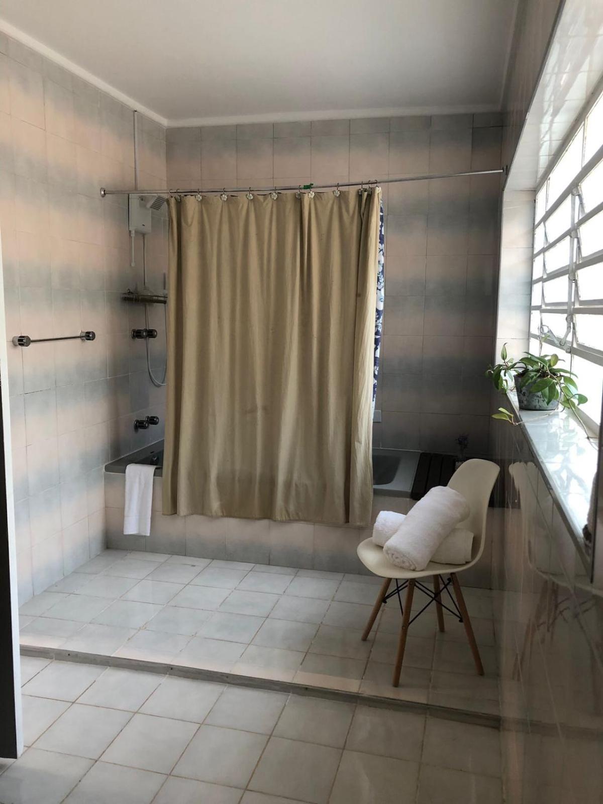 Suíte espaçosa em bairro bem localizado