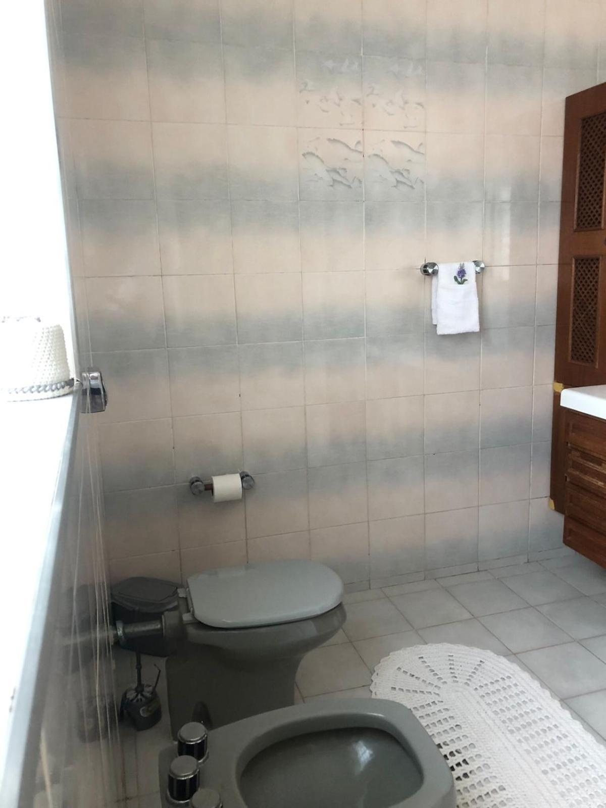 Suíte espaçosa em bairro bem localizado