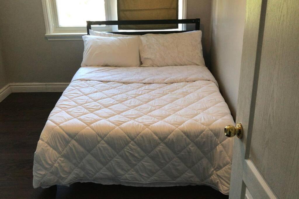3BR Vintage Family Friendly Apt Prime Bowmanville